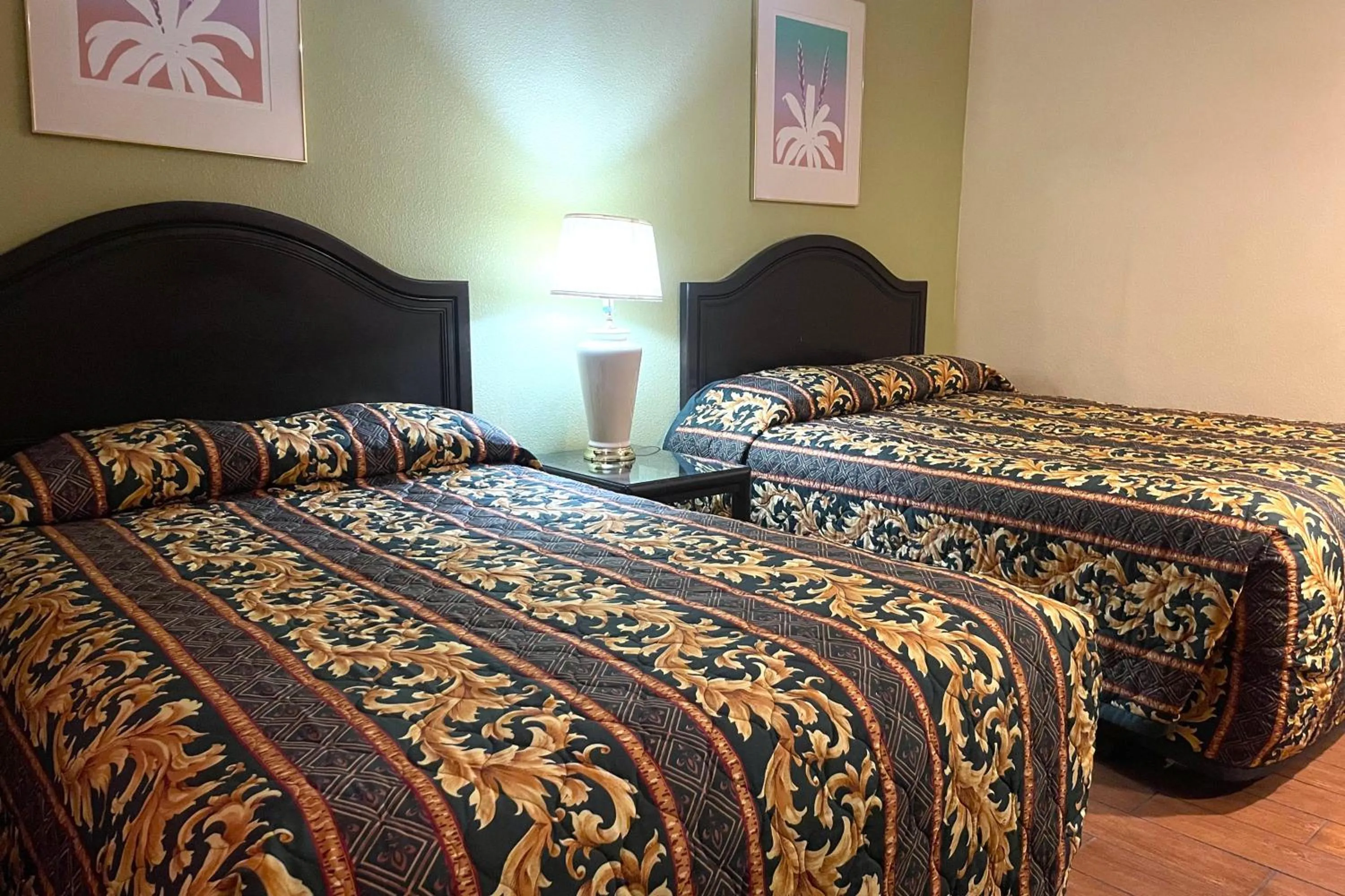 Bedroom, Bed in Sunstar Inn Los Banos near I-5