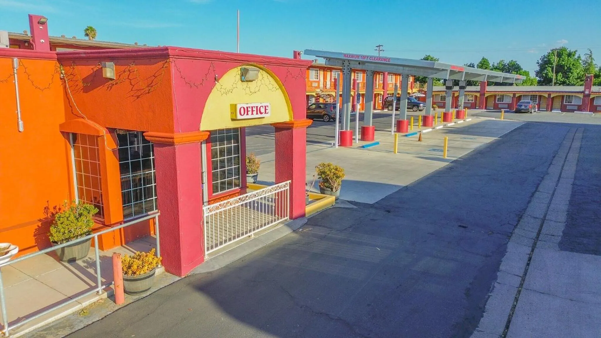 Facade/entrance in Sunstar Inn Los Banos near I-5