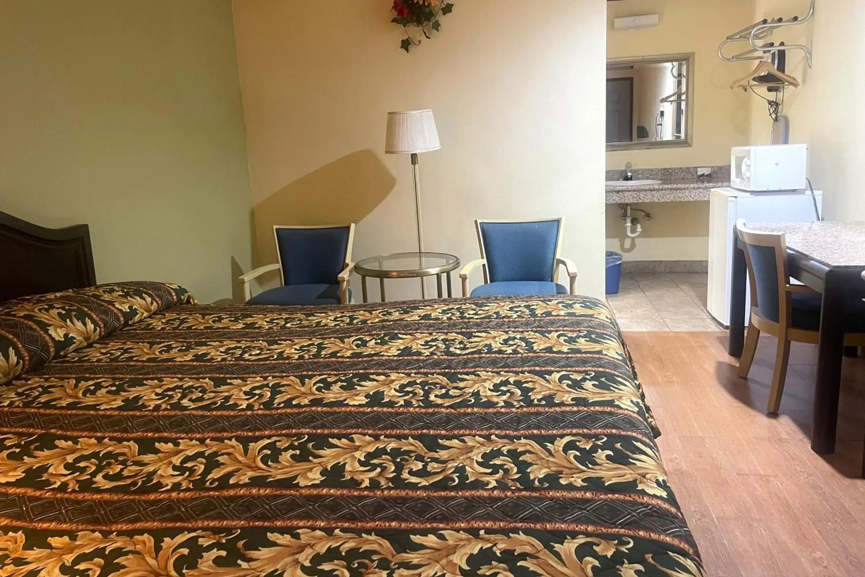 Standard King Bed in Sunstar Inn Los Banos near I-5 Standard King Bed in Sunstar Inn Los Banos near I-5