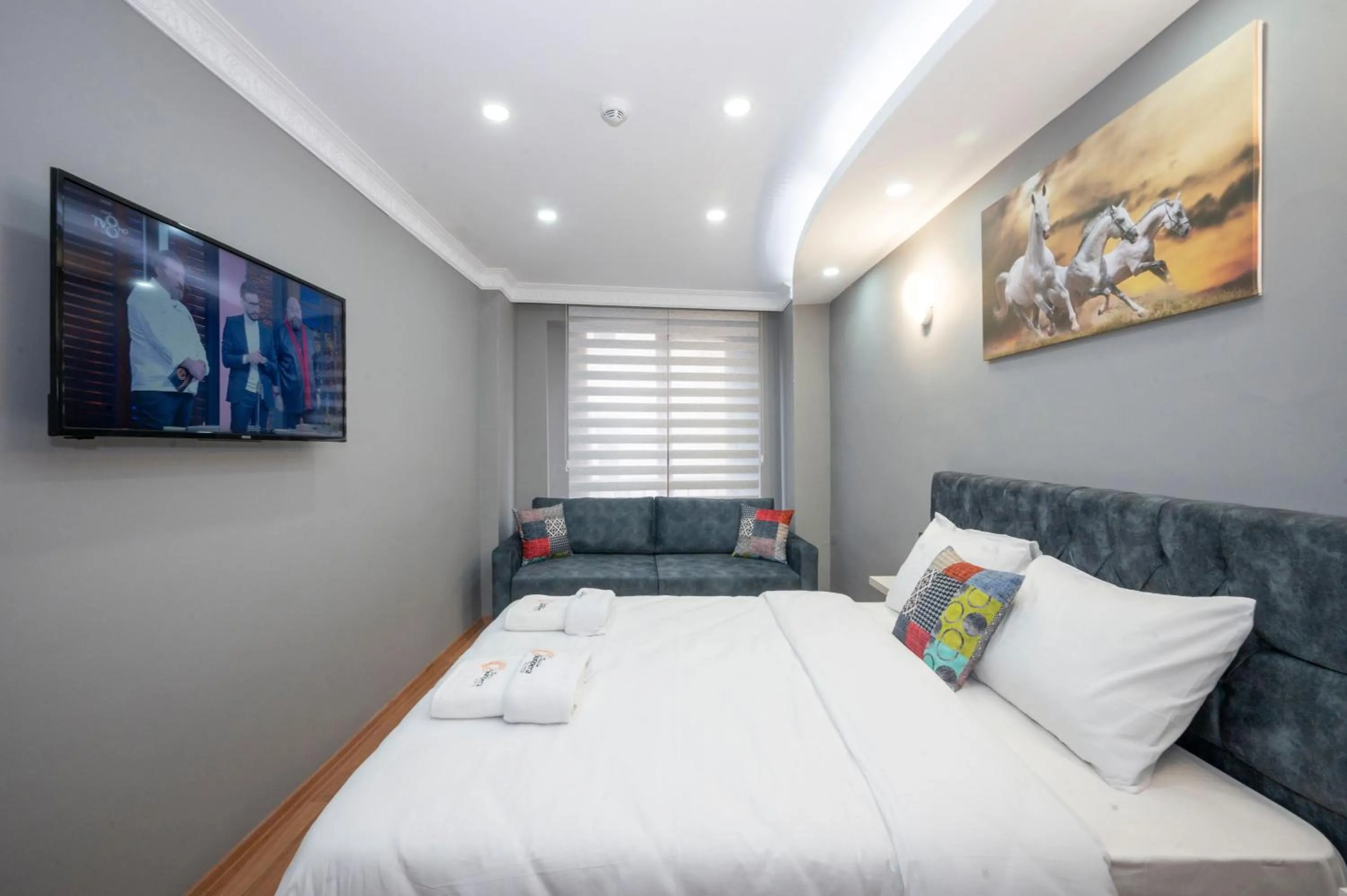 Photo of the whole room, Bed in Taxim Sunpera Suites