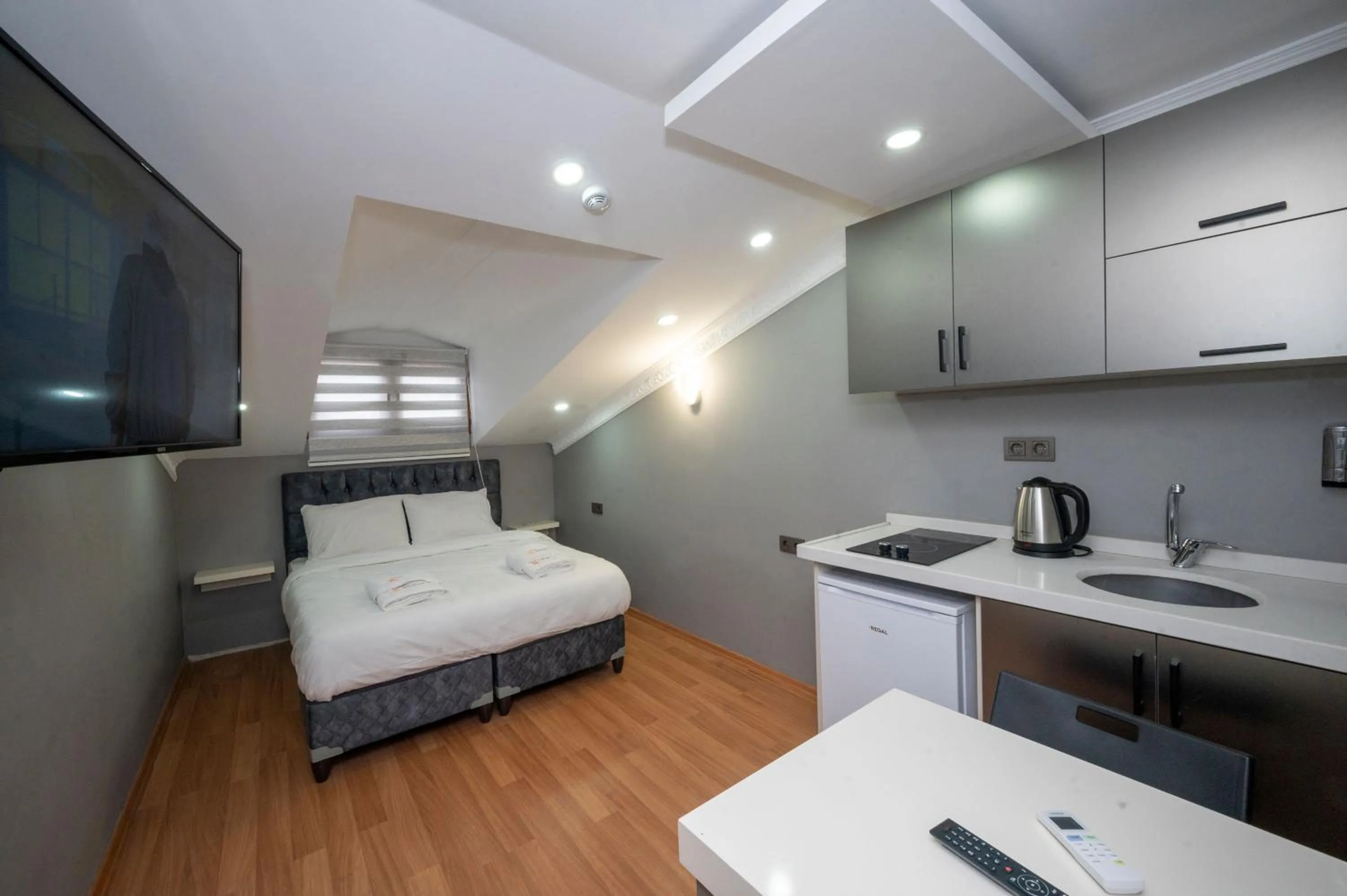 Photo of the whole room, Bed in Taxim Sunpera Suites