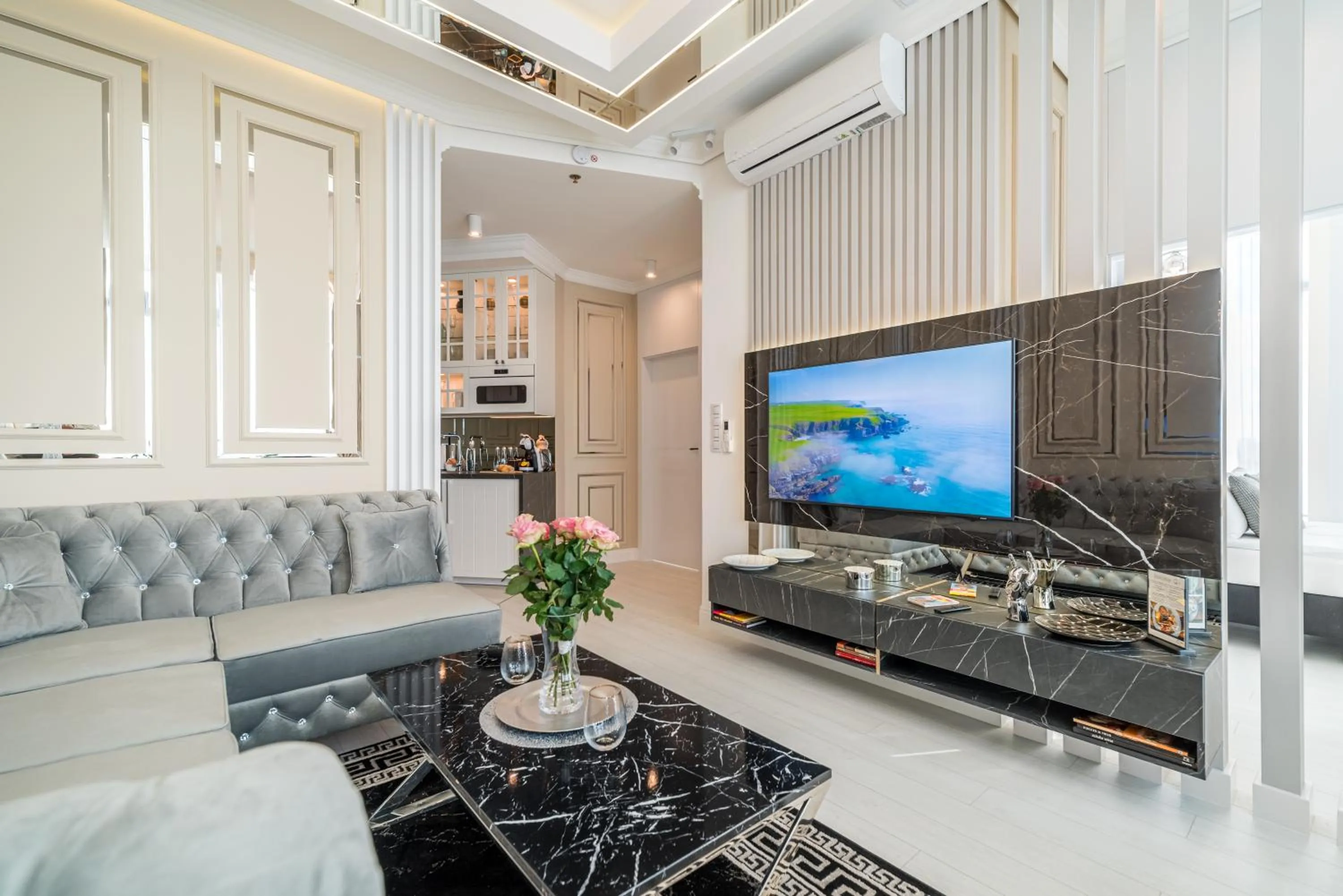 Communal lounge/ TV room in Q18 ApartHotel