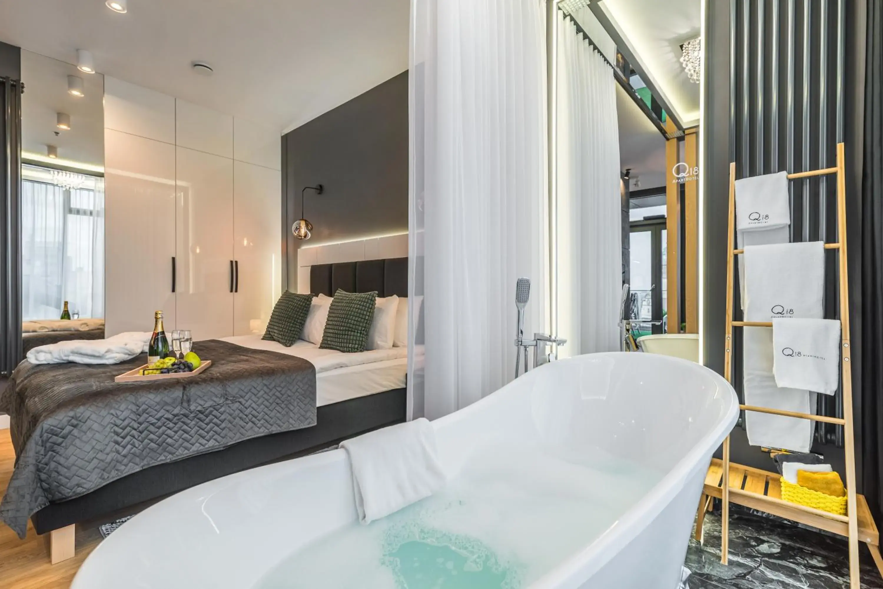 Suite with Terrace in Q18 ApartHotel Suite with Terrace in Q18 ApartHotel