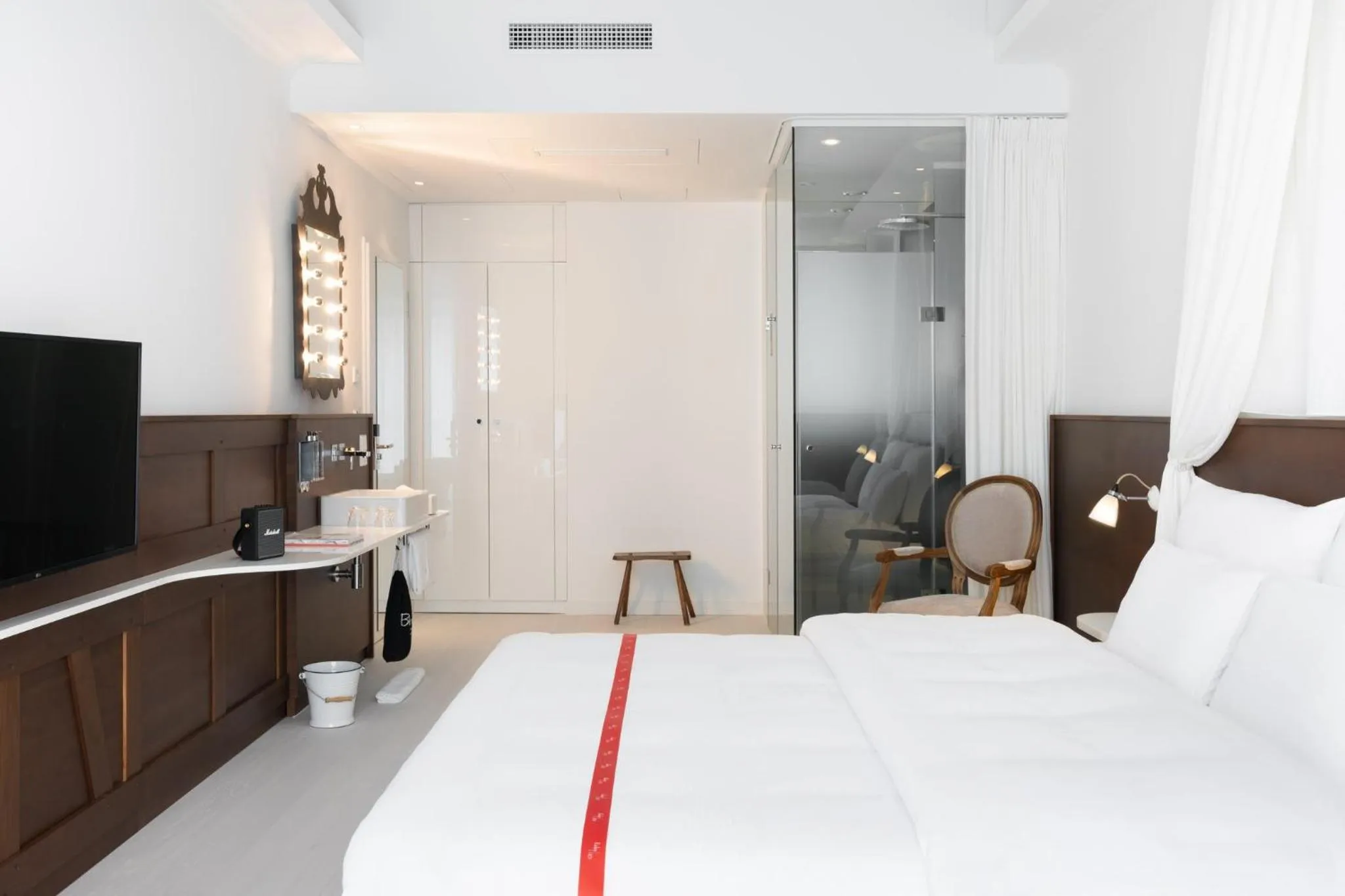 Photo of the whole room, Bed in Ruby Rosi Hotel Munich