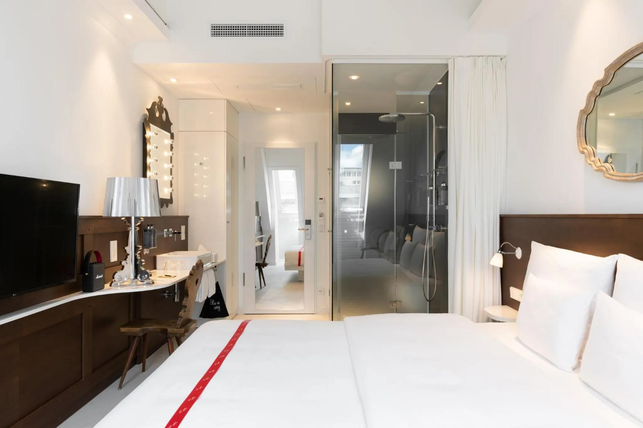 Photo of the whole room, Bed in Ruby Rosi Hotel Munich