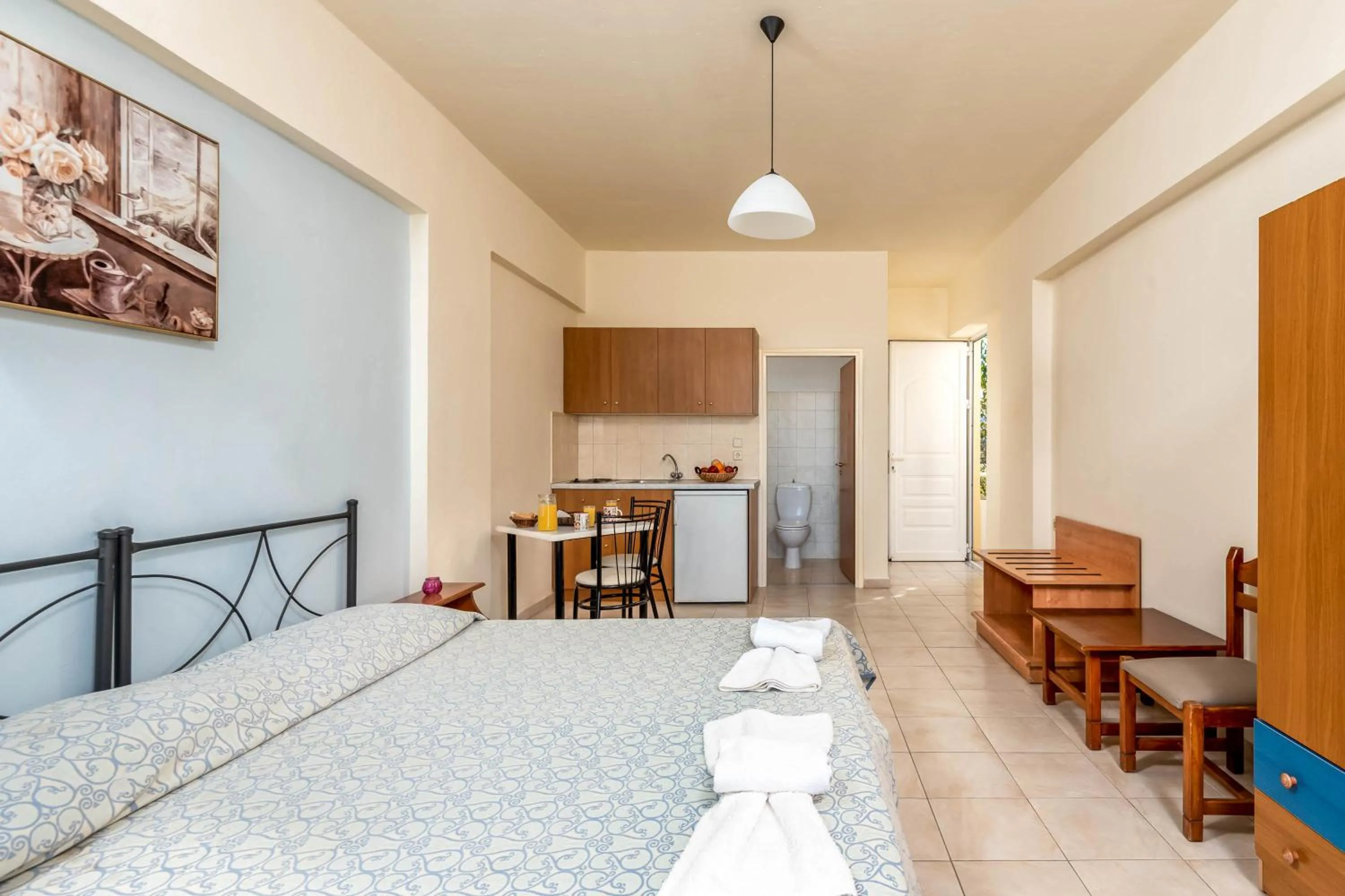 Photo of the whole room, Bed in Litsas Studios