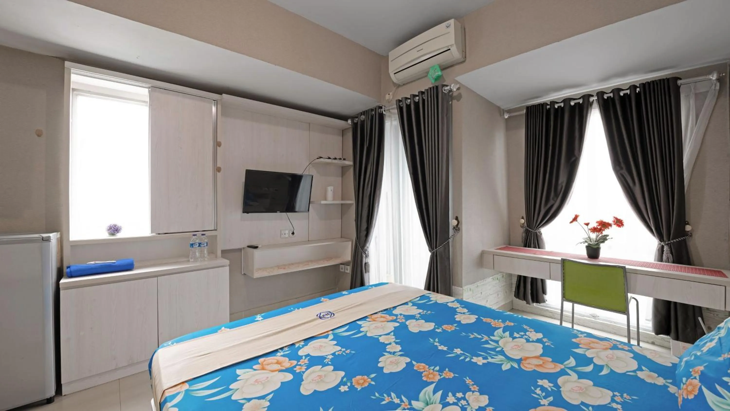 TV and multimedia, Bed in Apartemen Grand Dhika City by Nina