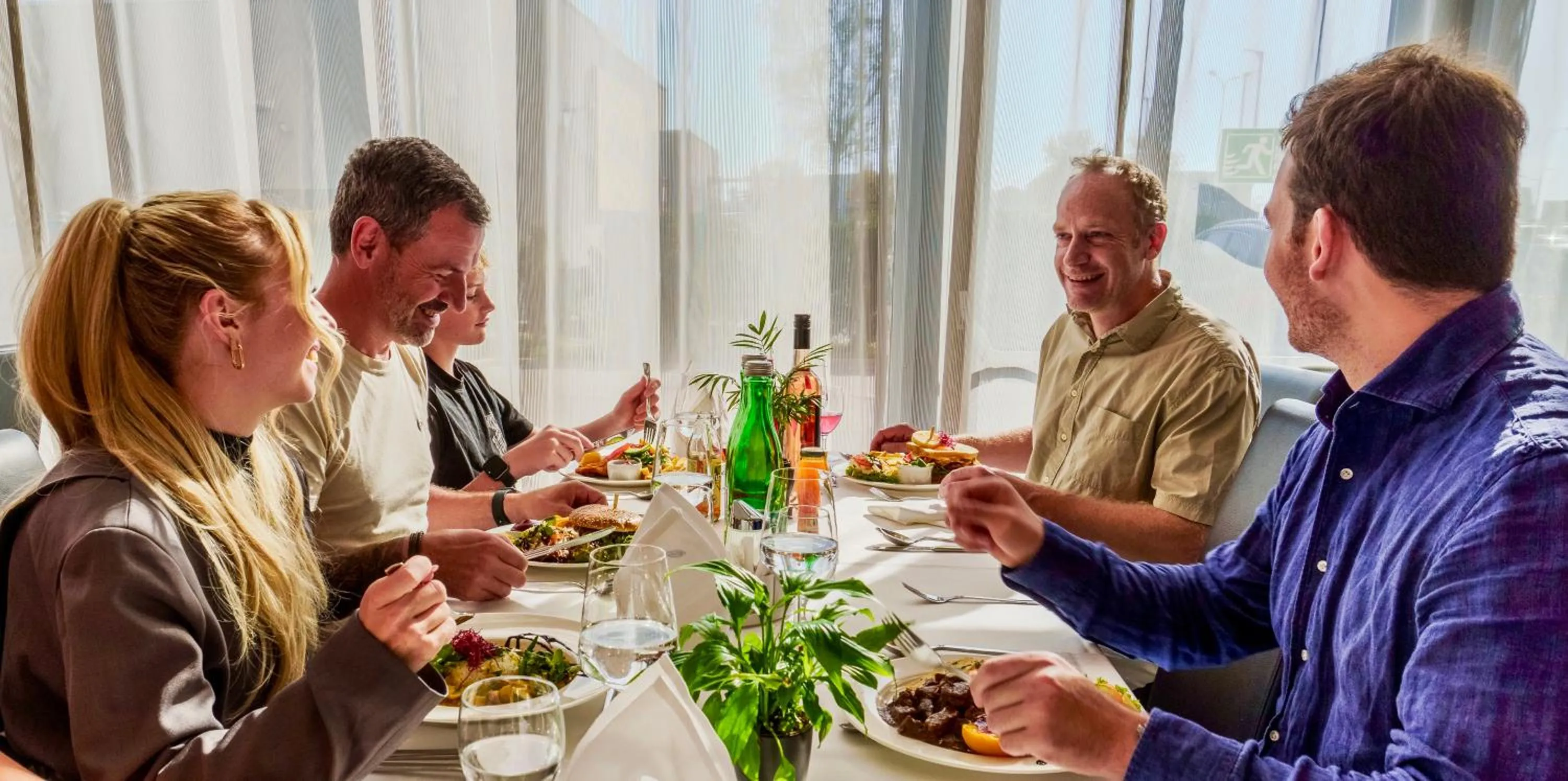 Restaurant/places to eat in Pannonia Tower