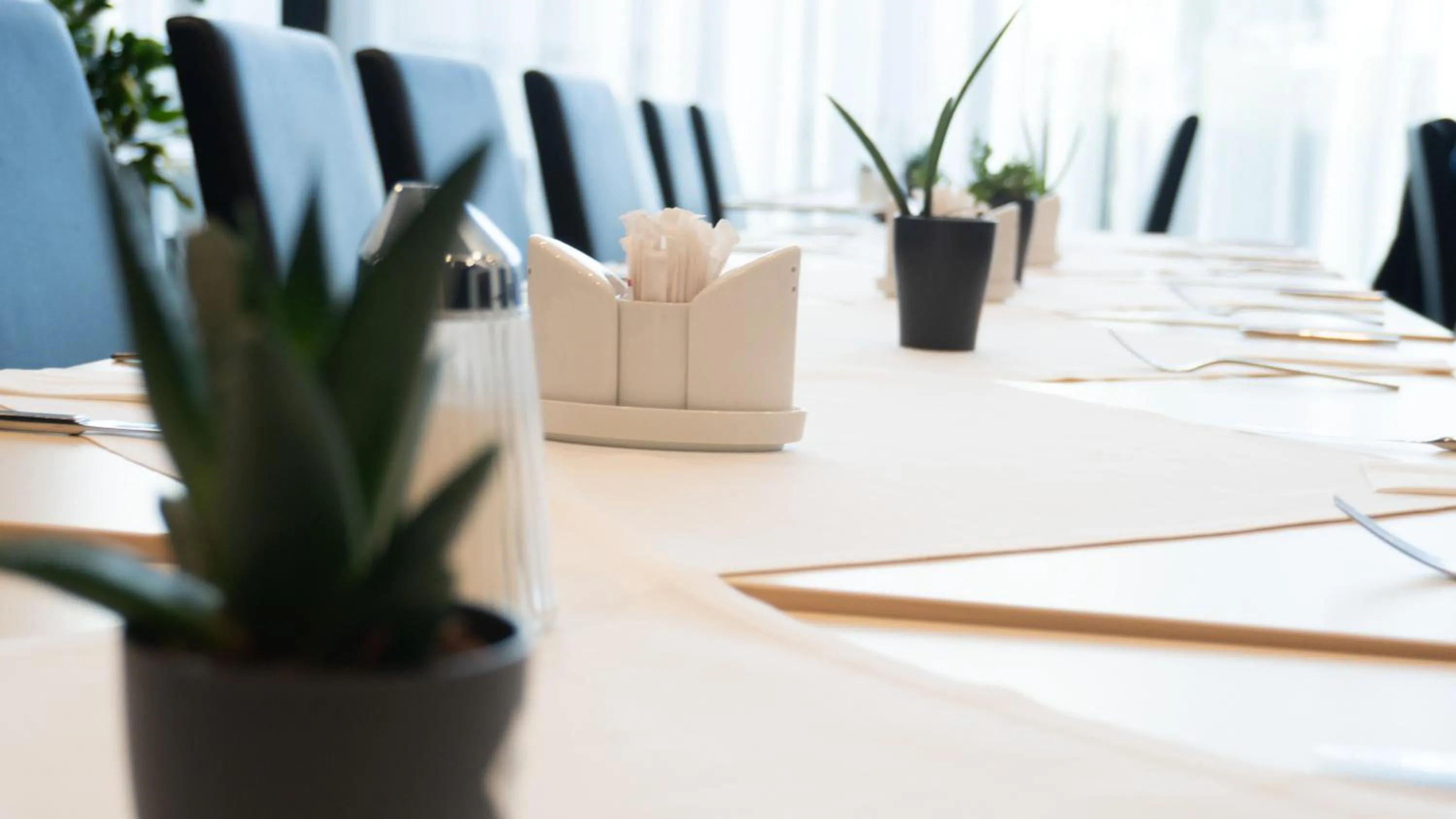 Restaurant/places to eat in Pannonia Tower