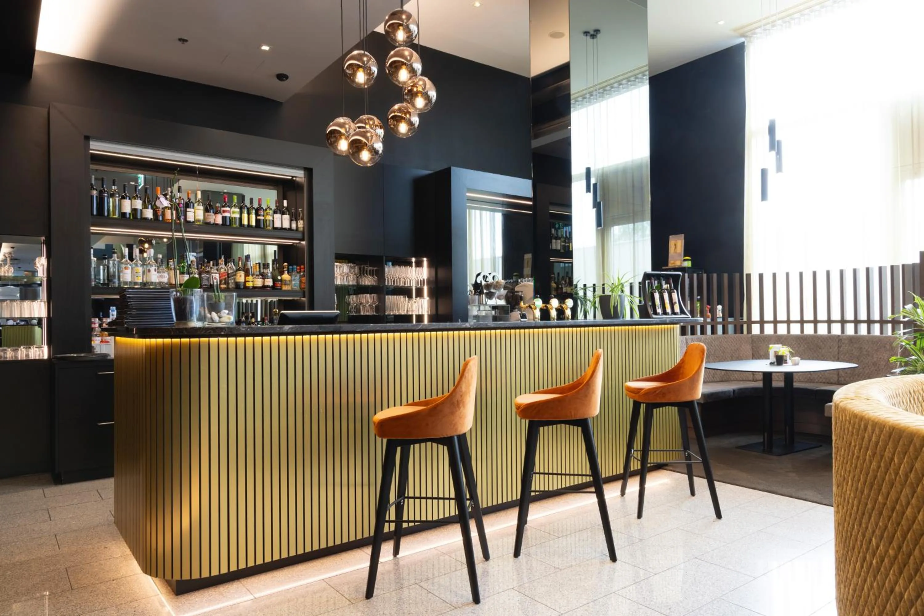 Restaurant/places to eat in Pannonia Tower