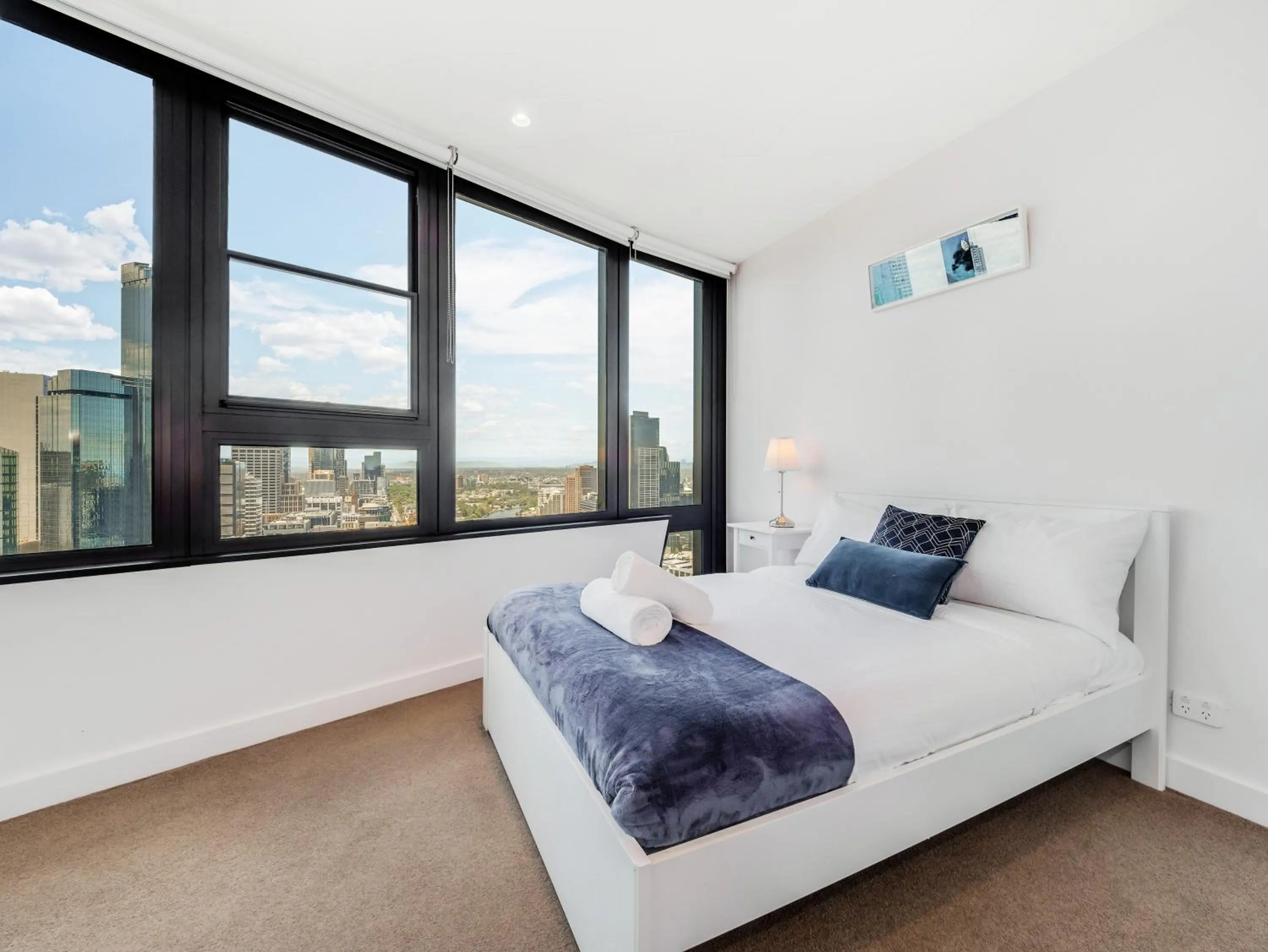 Bedroom, Bed in Pars apartments - Melbourne Quarter- unique View of city and Yarra