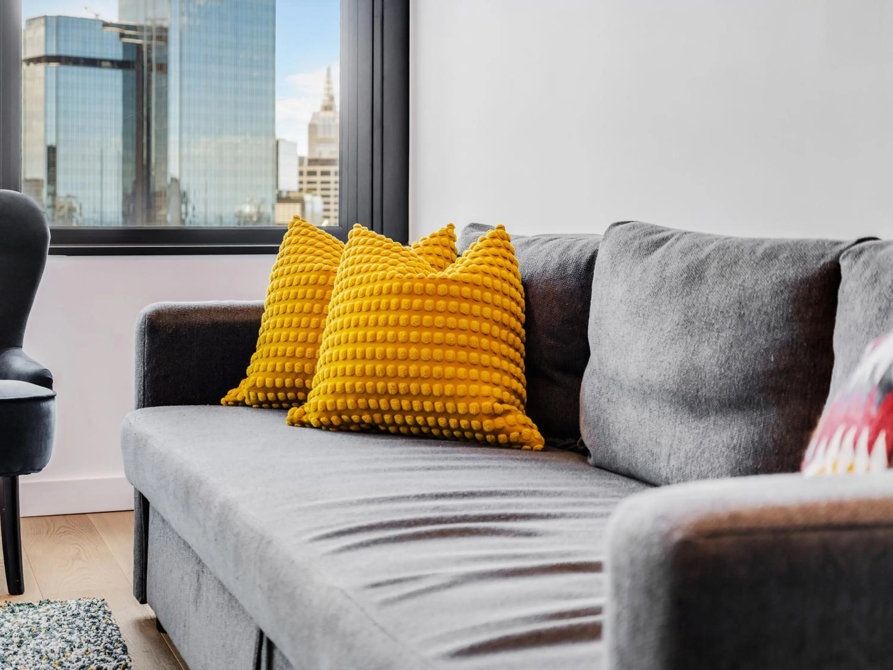Living room, Bed in Pars apartments - Melbourne Quarter- unique View of city and Yarra