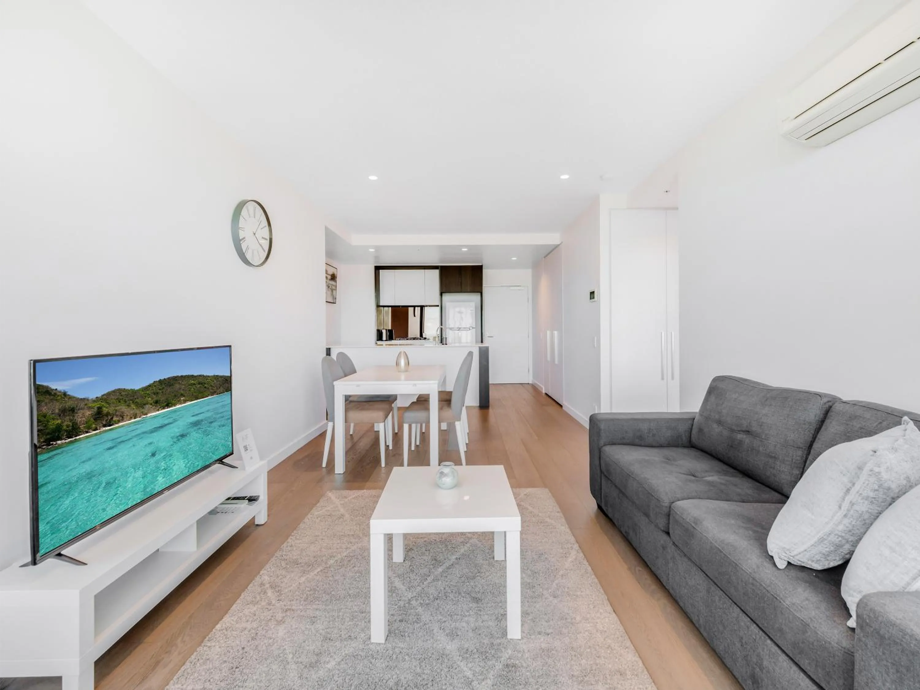 Living room in Pars apartments - Melbourne Quarter- unique View of city and Yarra