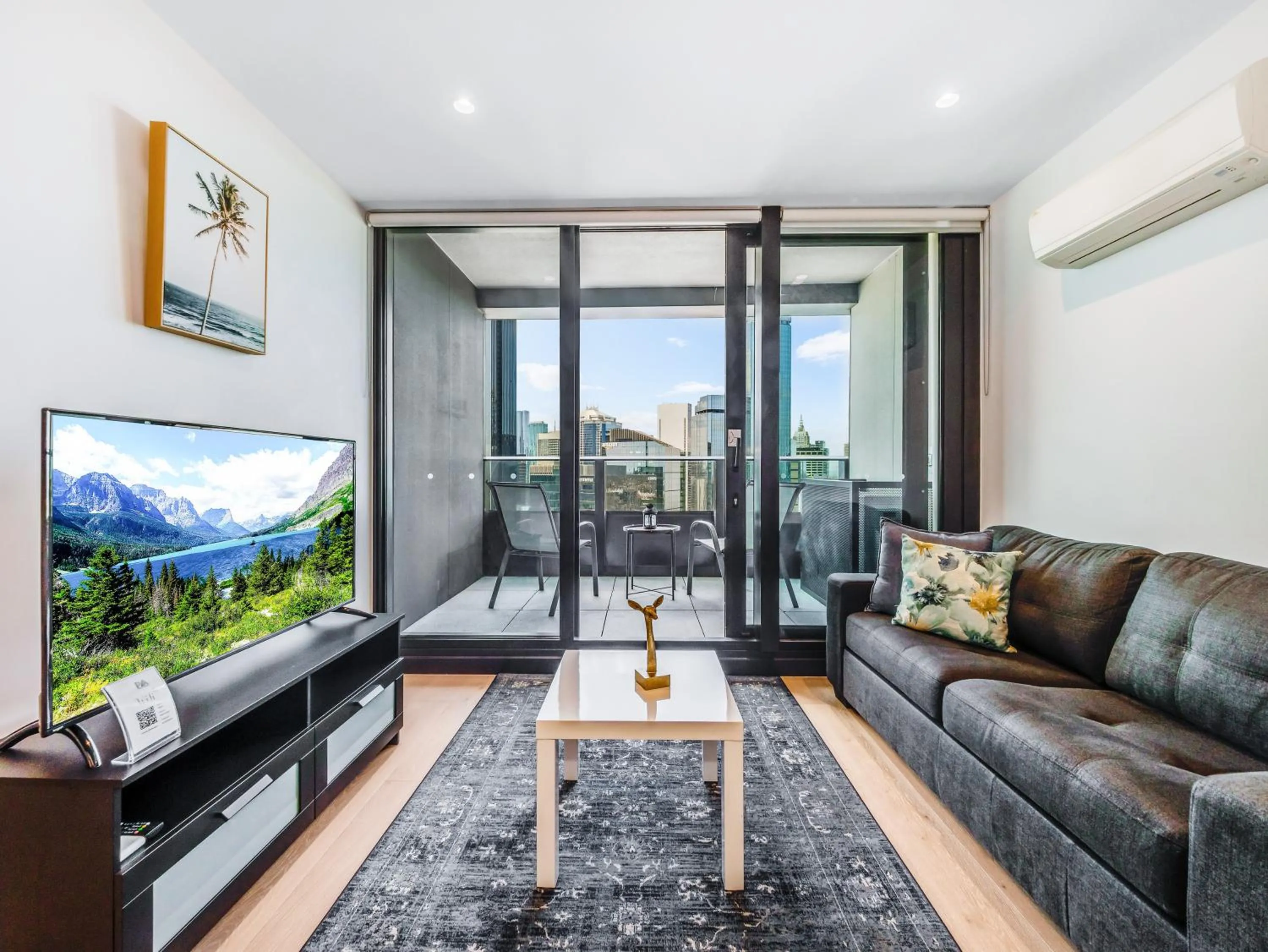 Living room in Pars apartments - Melbourne Quarter- unique View of city and Yarra