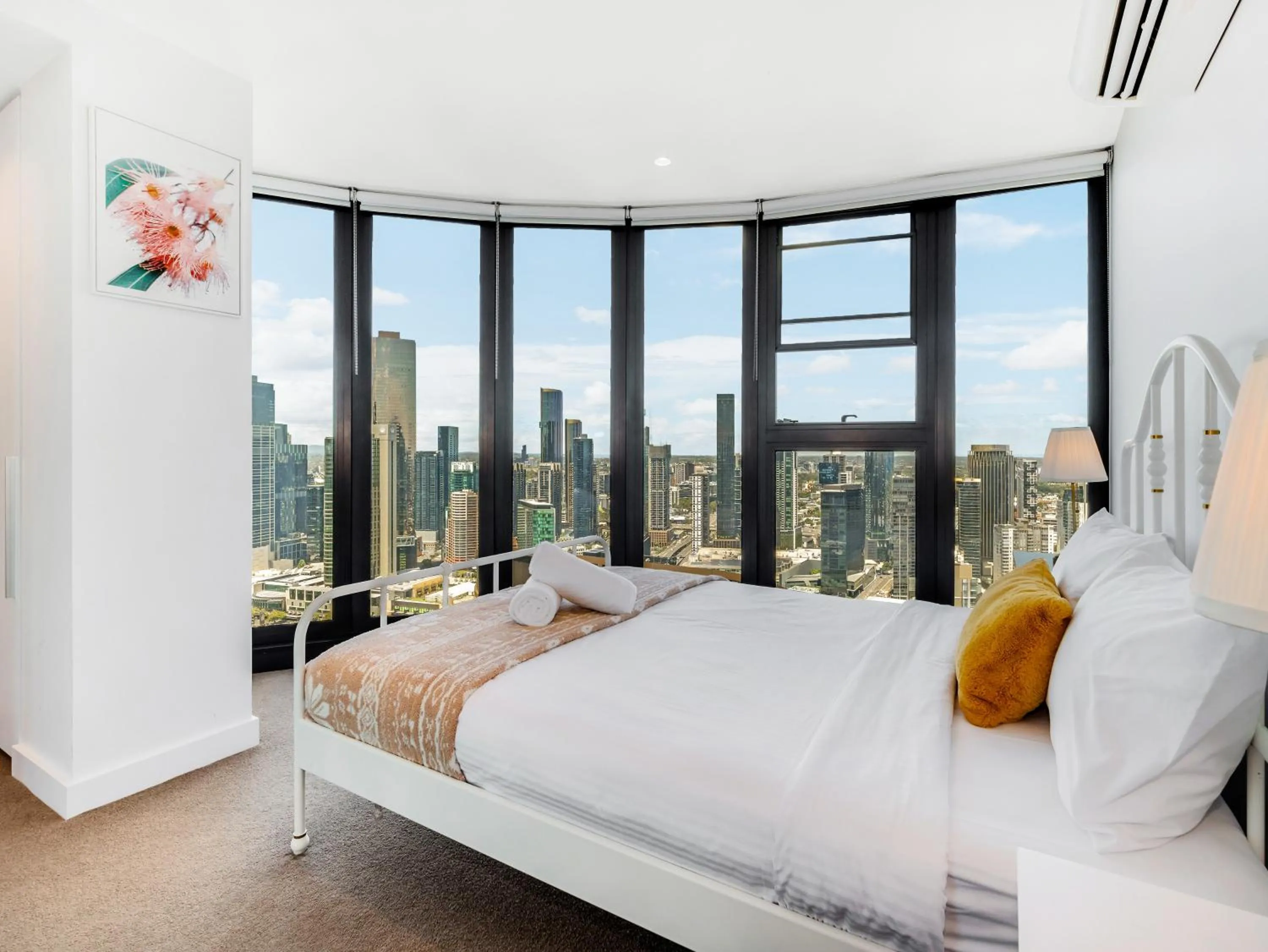 Bedroom, Bed in Pars apartments - Melbourne Quarter- unique View of city and Yarra