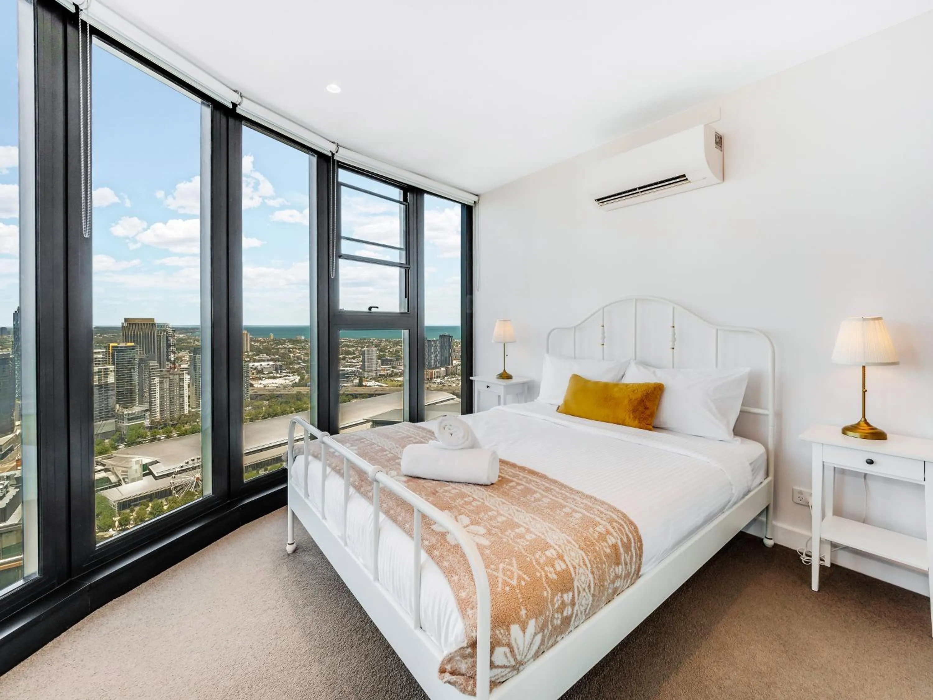 Bedroom, Bed in Pars apartments - Melbourne Quarter- unique View of city and Yarra
