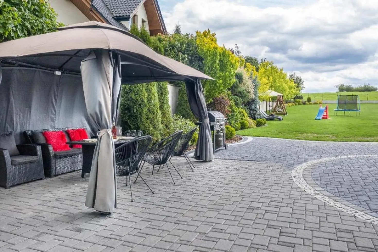 Patio in Biały Jeleń z basenem i jacuzzi