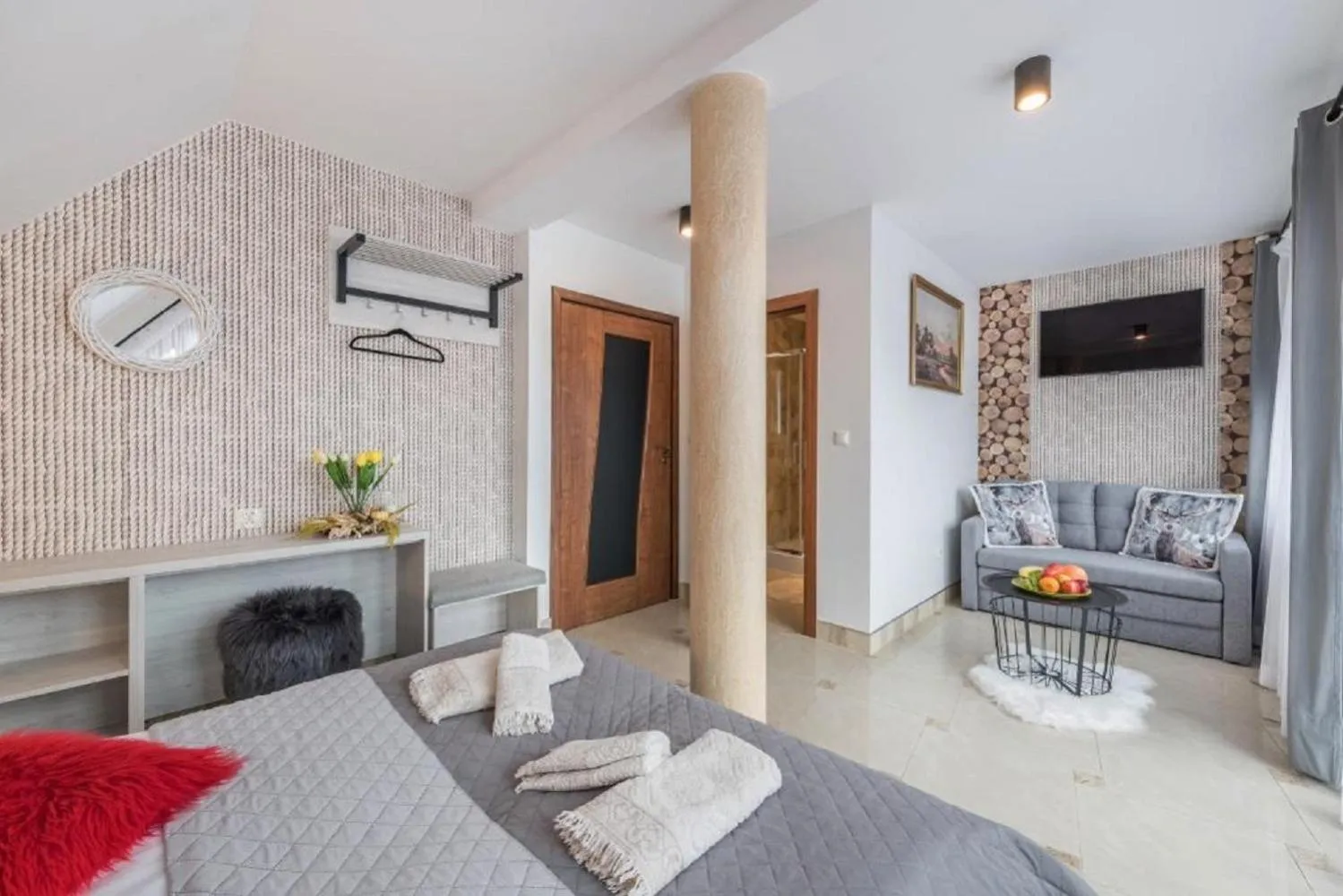 Photo of the whole room, Bed in Biały Jeleń z basenem i jacuzzi