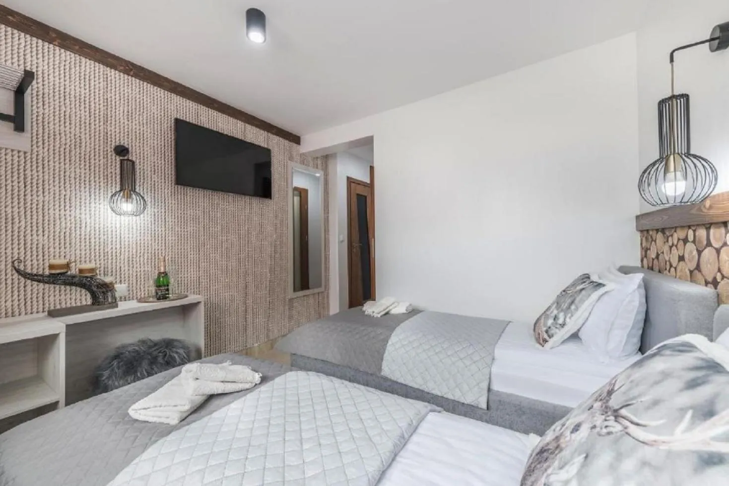 Bed in Biały Jeleń z basenem i jacuzzi