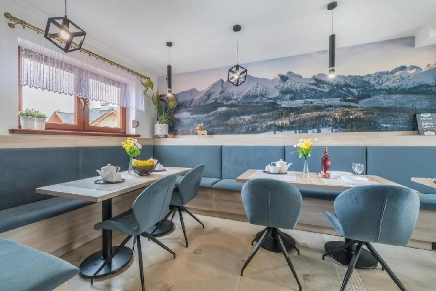 Dining area in Biały Jeleń z basenem i jacuzzi