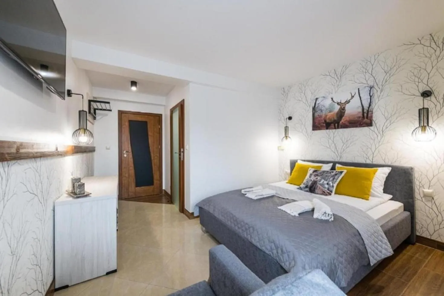 Bed in Biały Jeleń z basenem i jacuzzi