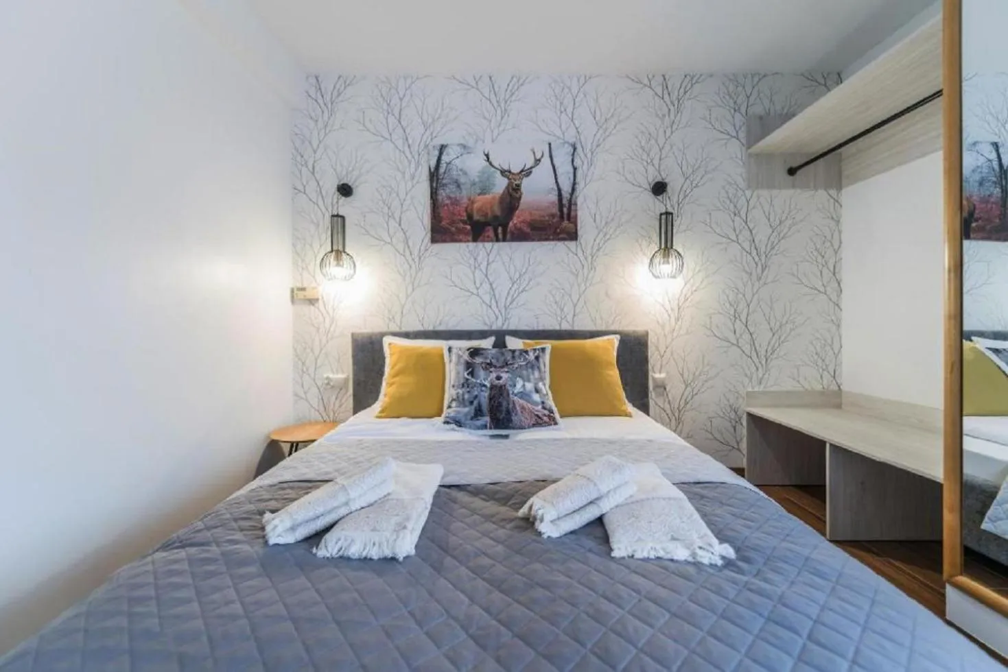 Bed in Biały Jeleń z basenem i jacuzzi