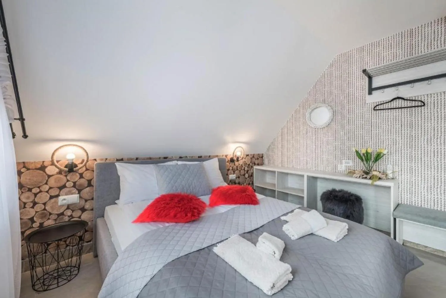 Bed in Biały Jeleń z basenem i jacuzzi