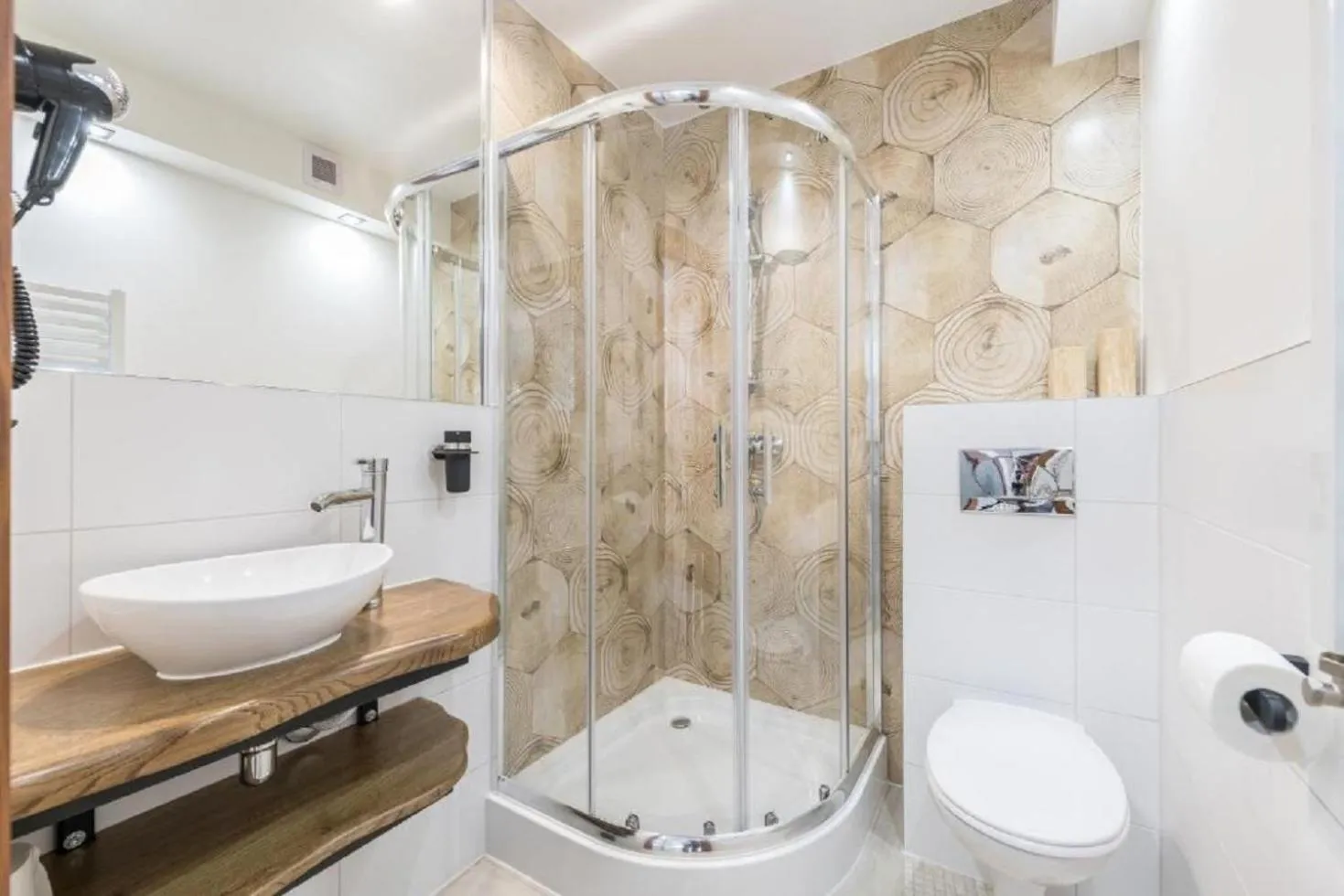 Bathroom in Biały Jeleń z basenem i jacuzzi