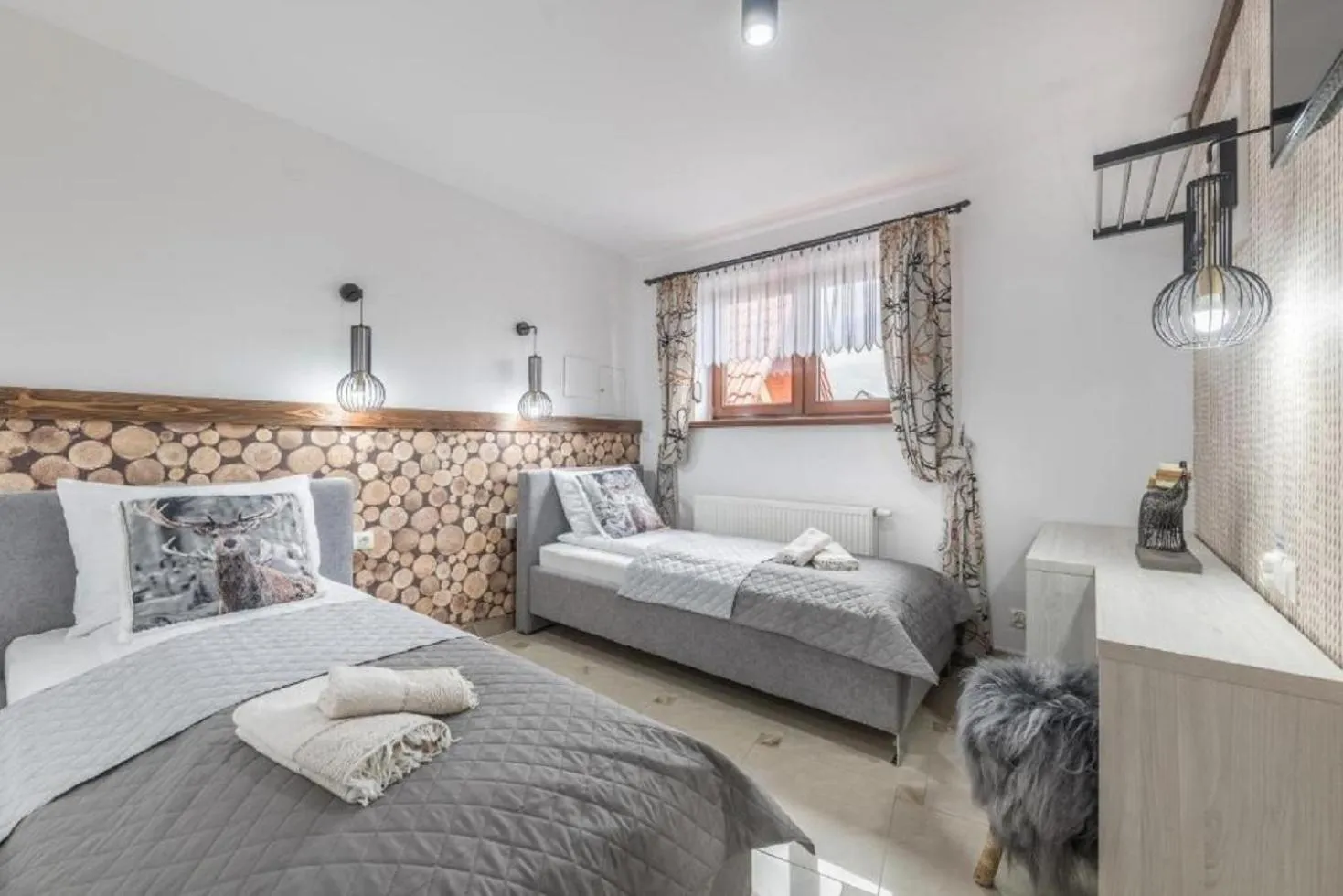 Bed in Biały Jeleń z basenem i jacuzzi