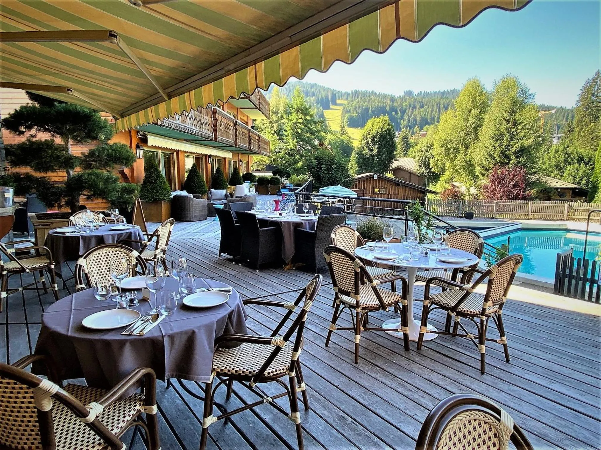 Patio, Restaurant/Places to Eat in Chalet-Hôtel Le Labrador, The Originals Relais (Relais du Silence)