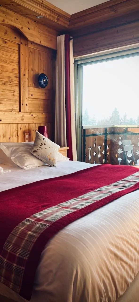 Bed in Chalet-Hôtel Le Labrador, The Originals Relais (Relais du Silence)