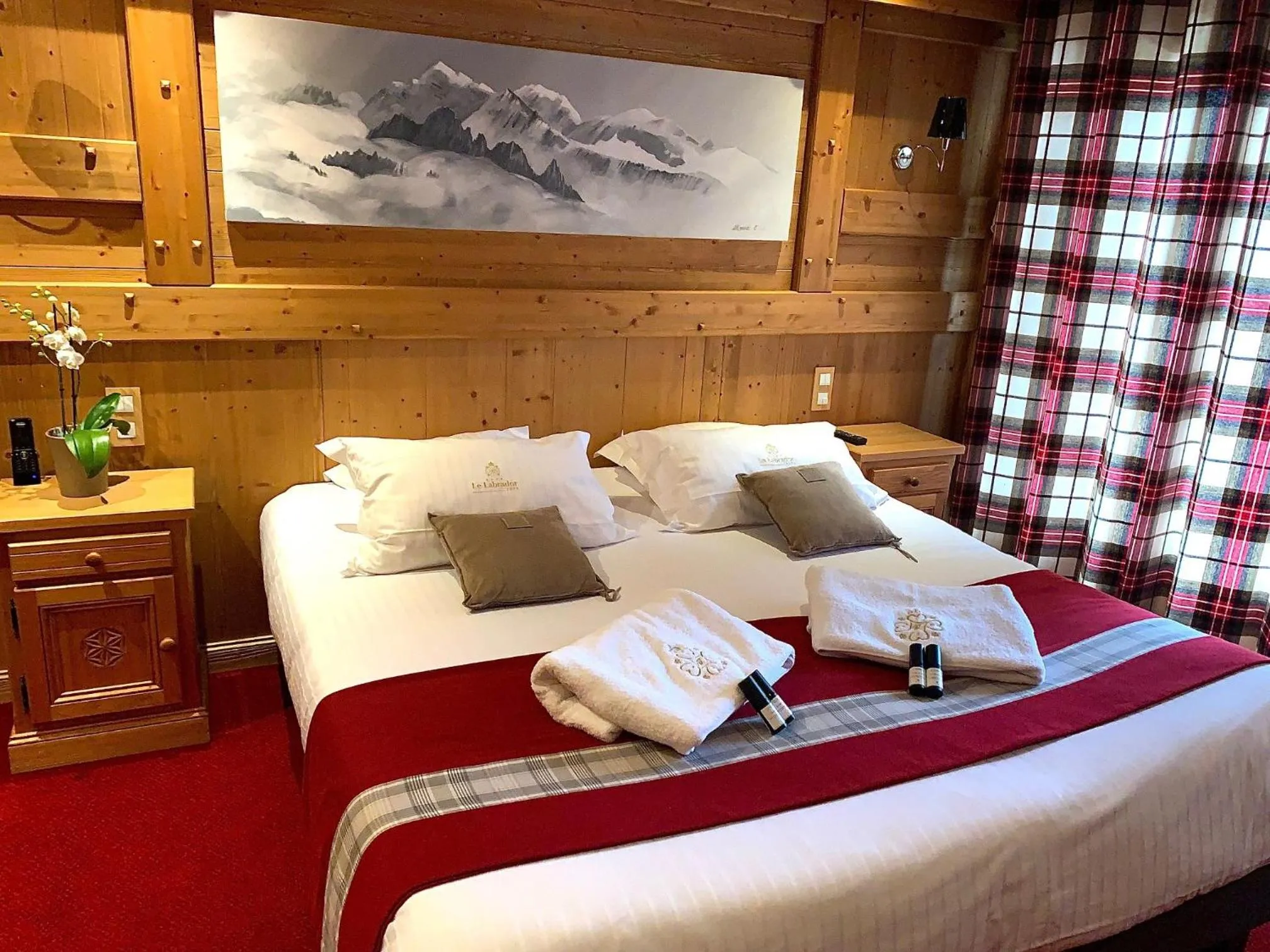 Bed in Chalet-Hôtel Le Labrador, The Originals Relais (Relais du Silence)