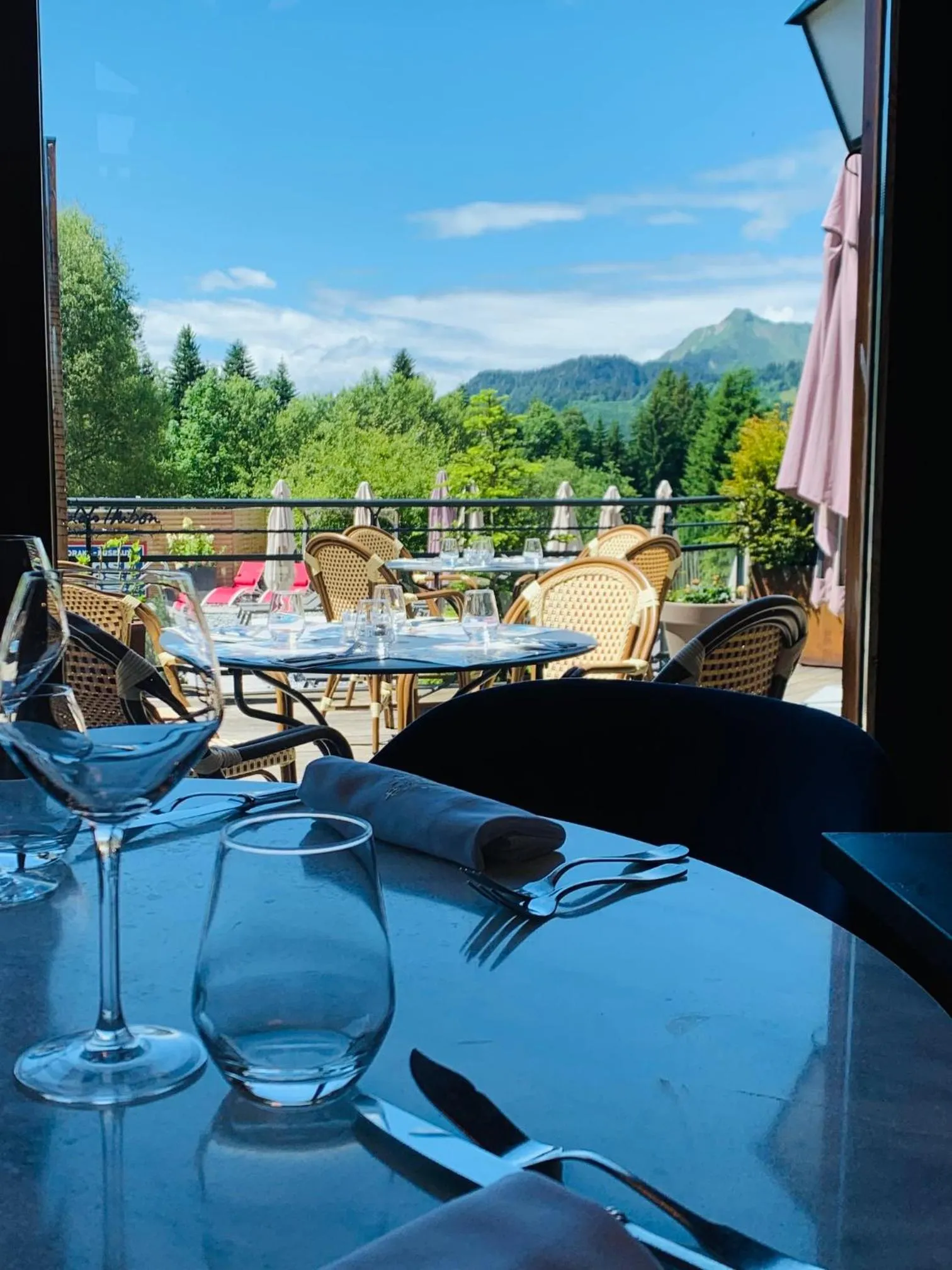 Restaurant/Places to Eat in Chalet-Hôtel Le Labrador, The Originals Relais (Relais du Silence)