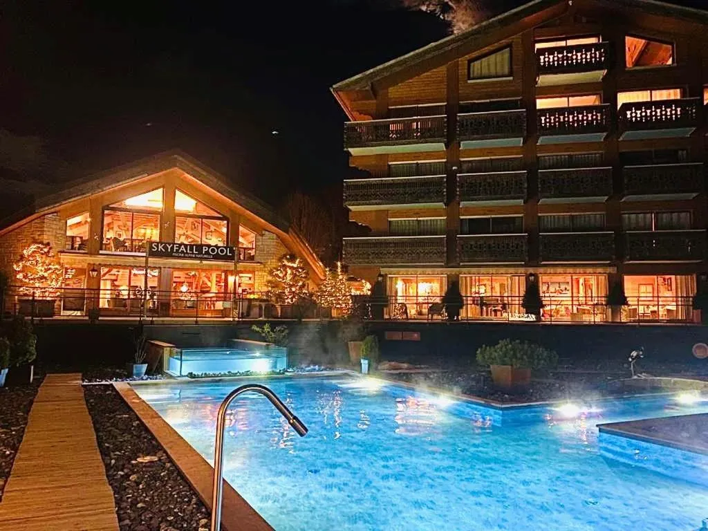 Swimming Pool in Chalet-Hôtel Le Labrador, The Originals Relais (Relais du Silence)