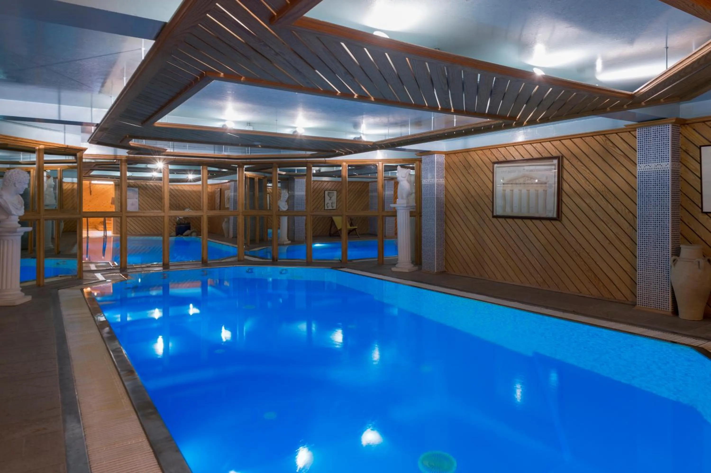 Spa and wellness centre/facilities, Swimming Pool in Chalet-Hôtel Le Labrador, The Originals Relais (Relais du Silence)