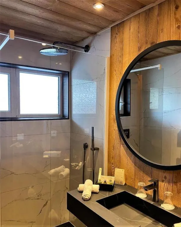 Shower, Bathroom in Chalet-Hôtel Le Labrador, The Originals Relais (Relais du Silence)