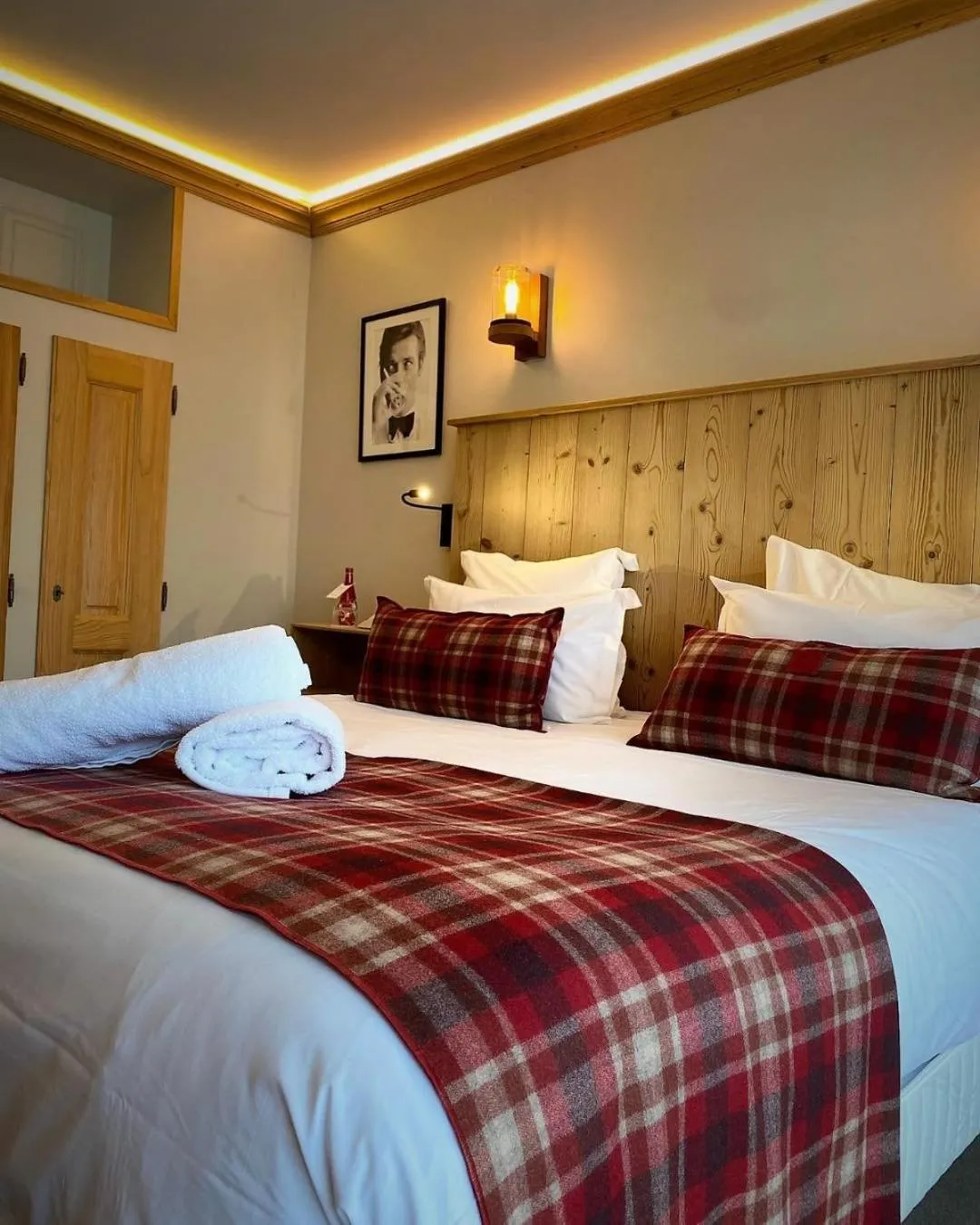 Bedroom, Bed in Chalet-Hôtel Le Labrador, The Originals Relais (Relais du Silence)