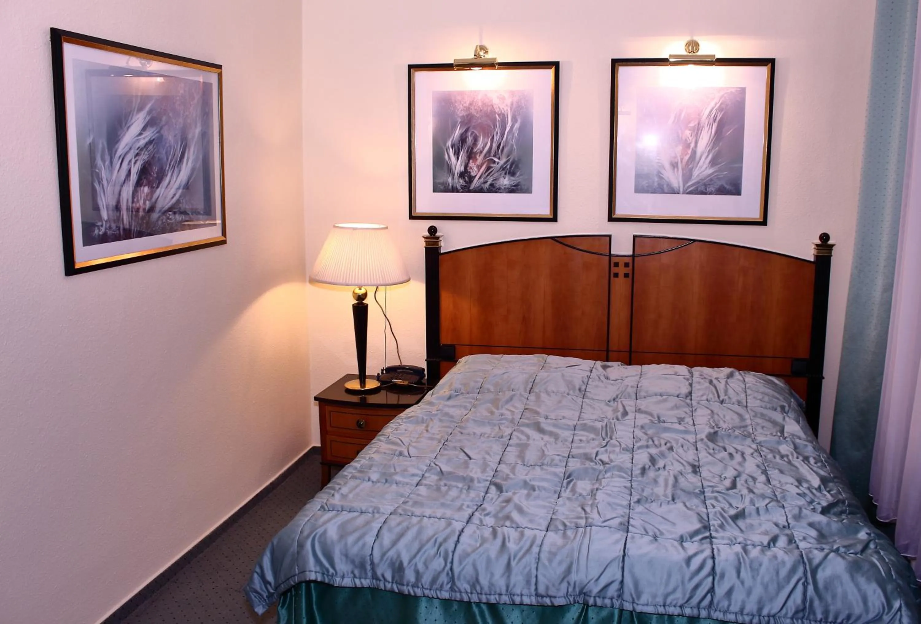 Property building, Bed in Hotel Centrál