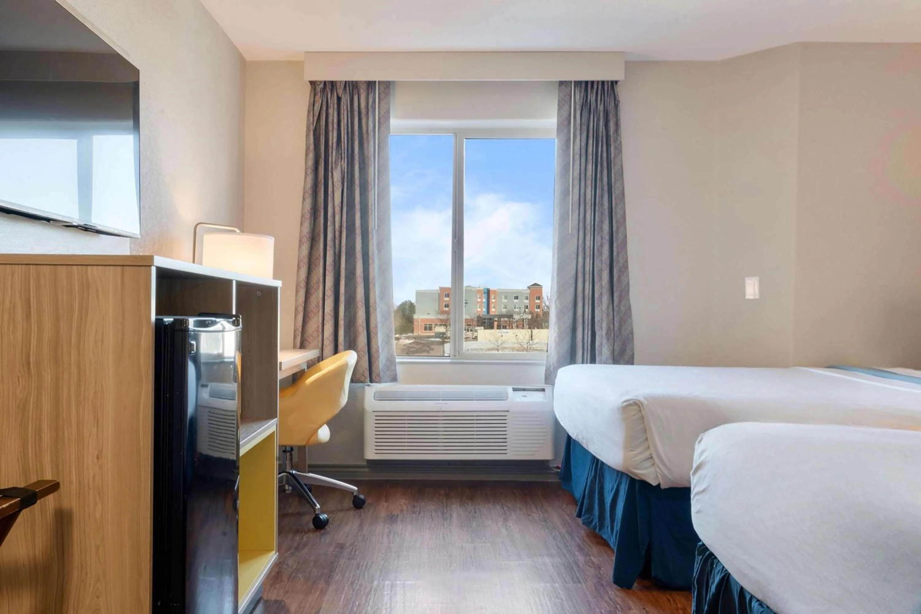 Photo of the whole room, Bed in Days Inn by Wyndham Thornton