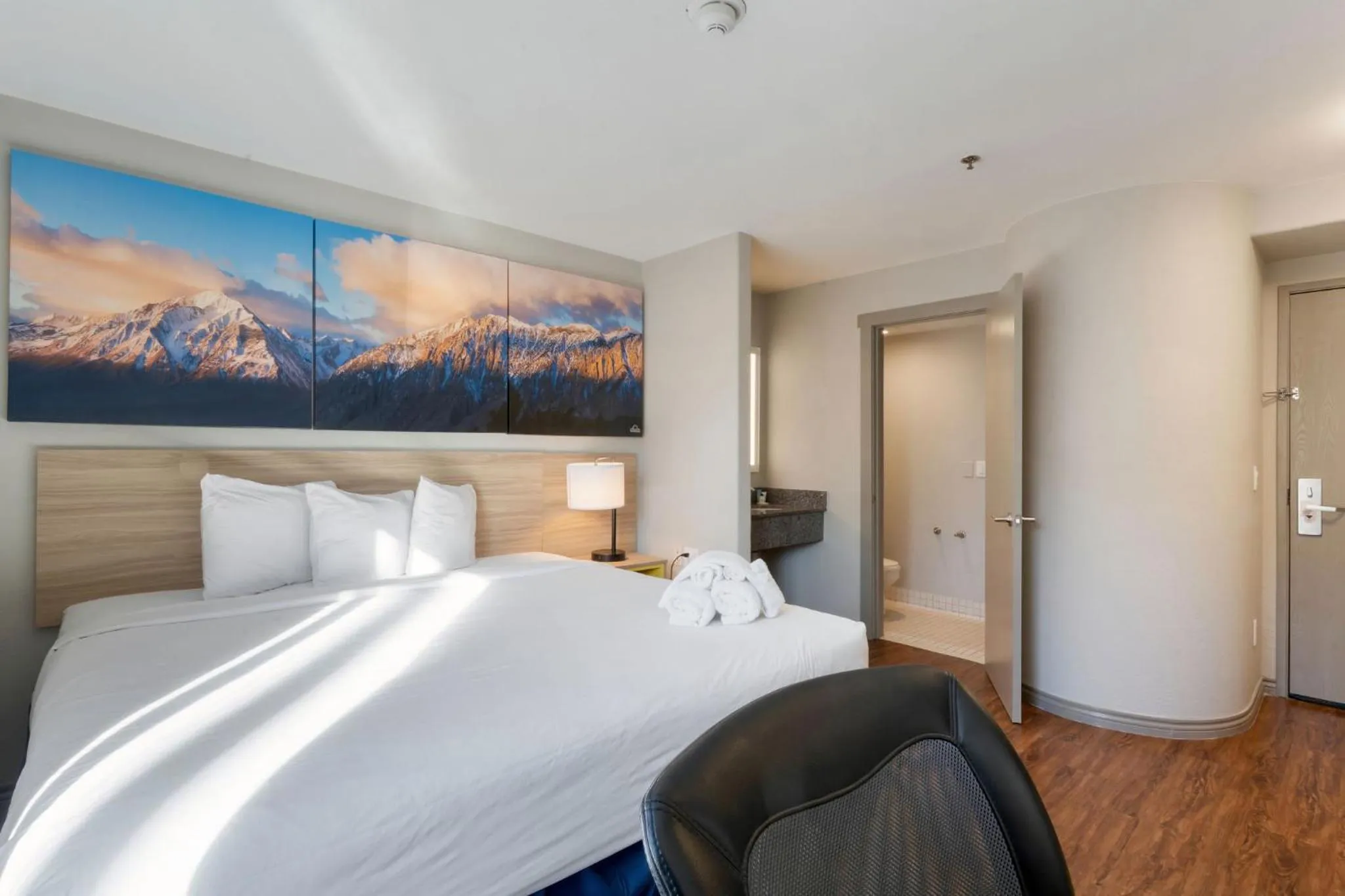 Photo of the whole room, Bed in Days Inn by Wyndham Thornton