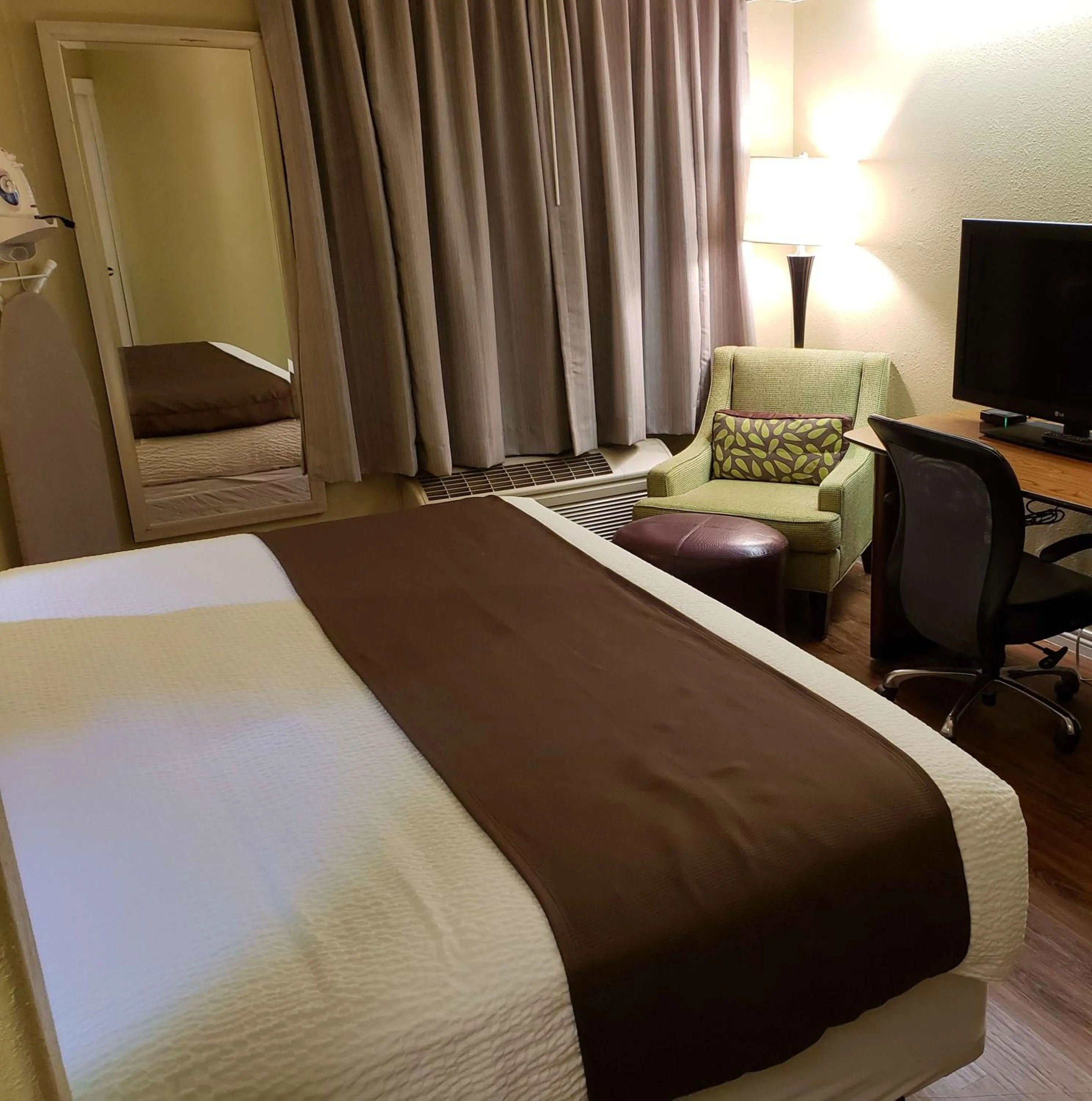 Photo of the whole room, Bed in Denver North Hotel