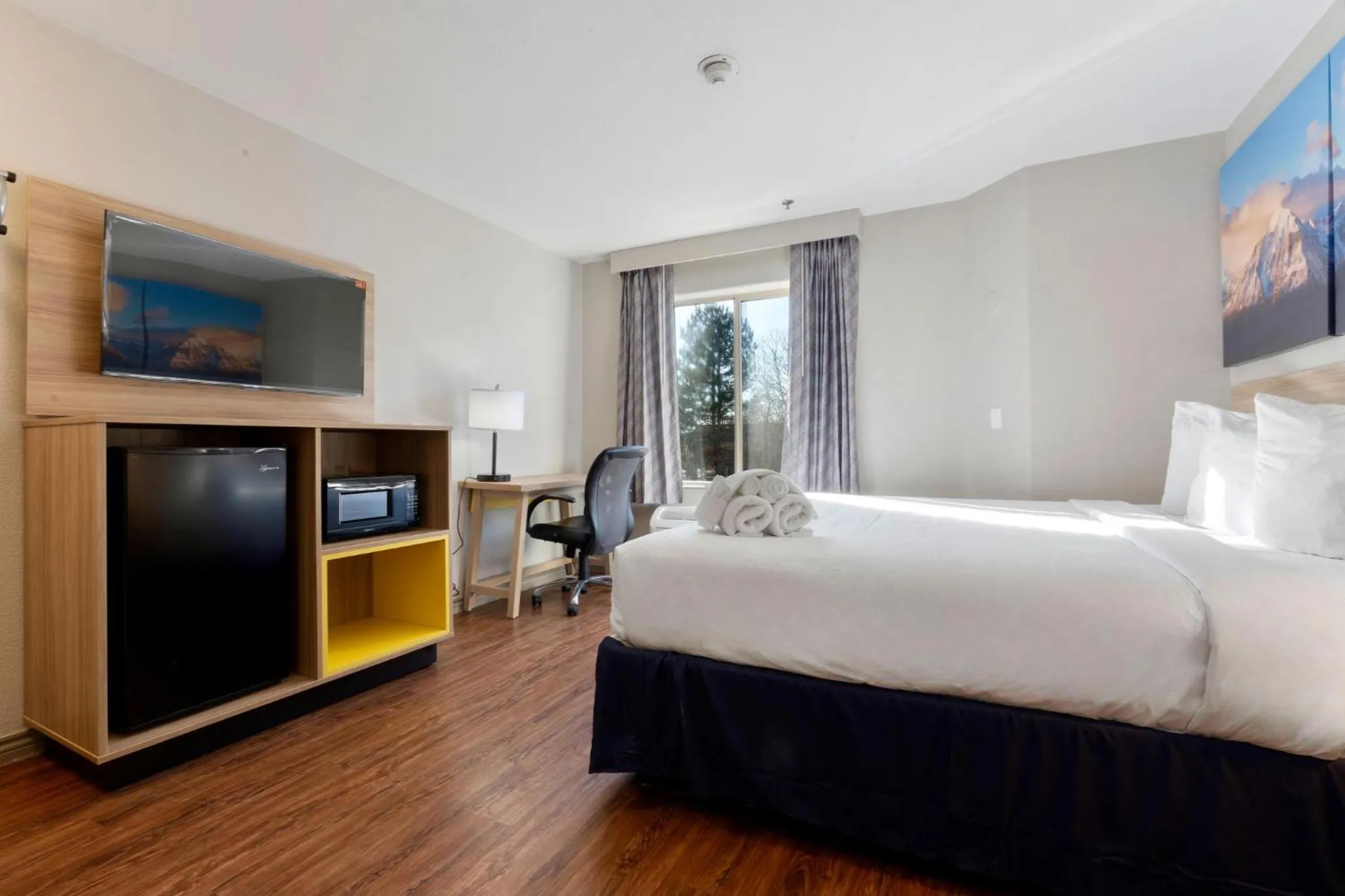 Bedroom, Bed in Days Inn by Wyndham Thornton