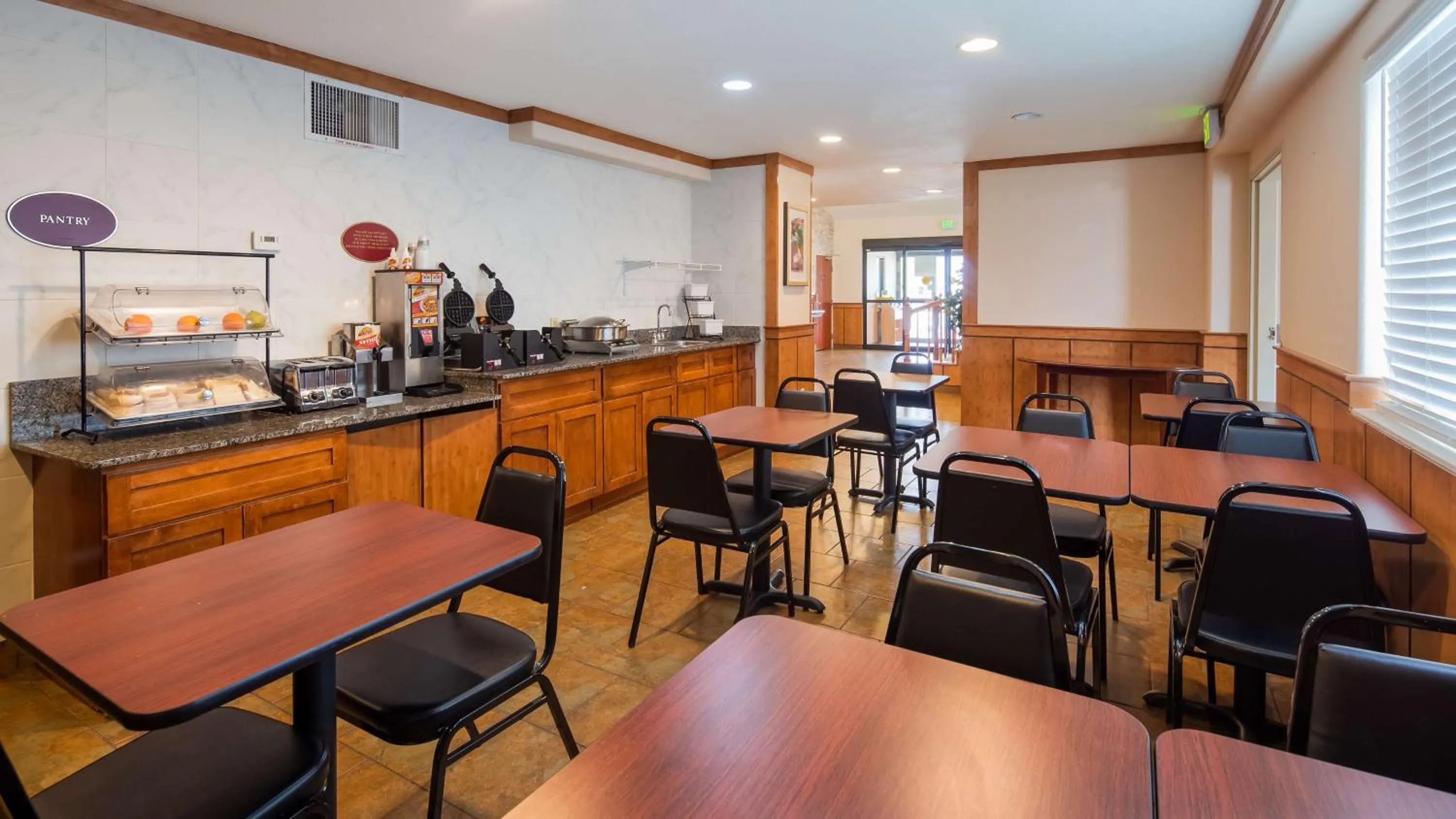 Restaurant/places to eat in Denver North Hotel