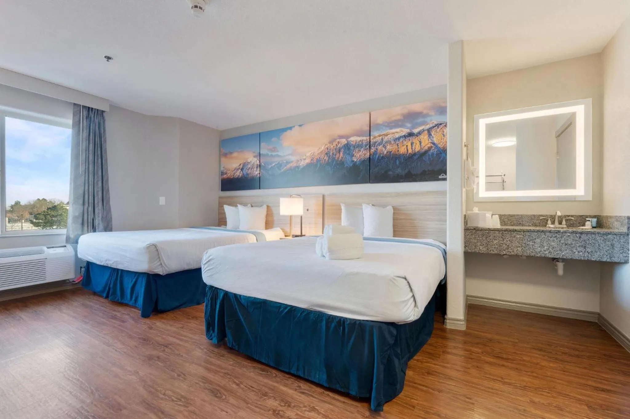 Photo of the whole room, Bed in Days Inn by Wyndham Thornton