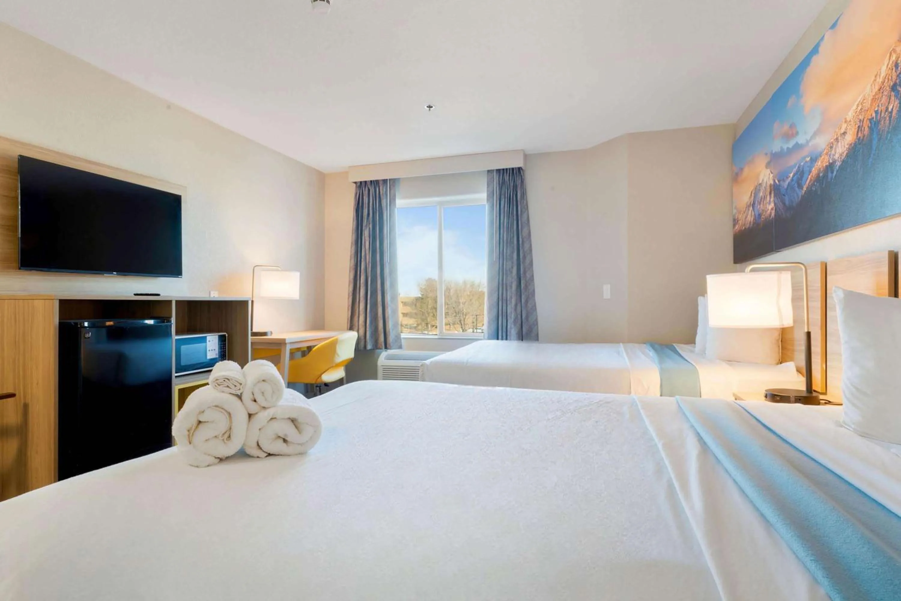 Photo of the whole room, Bed in Days Inn by Wyndham Thornton