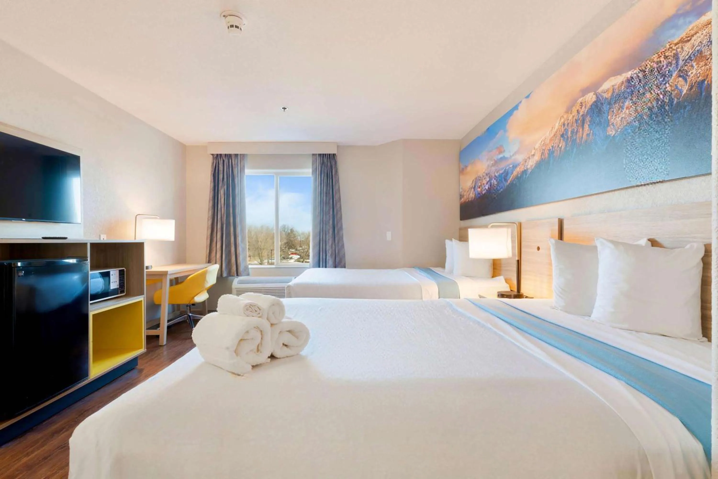 Photo of the whole room, Bed in Days Inn by Wyndham Thornton