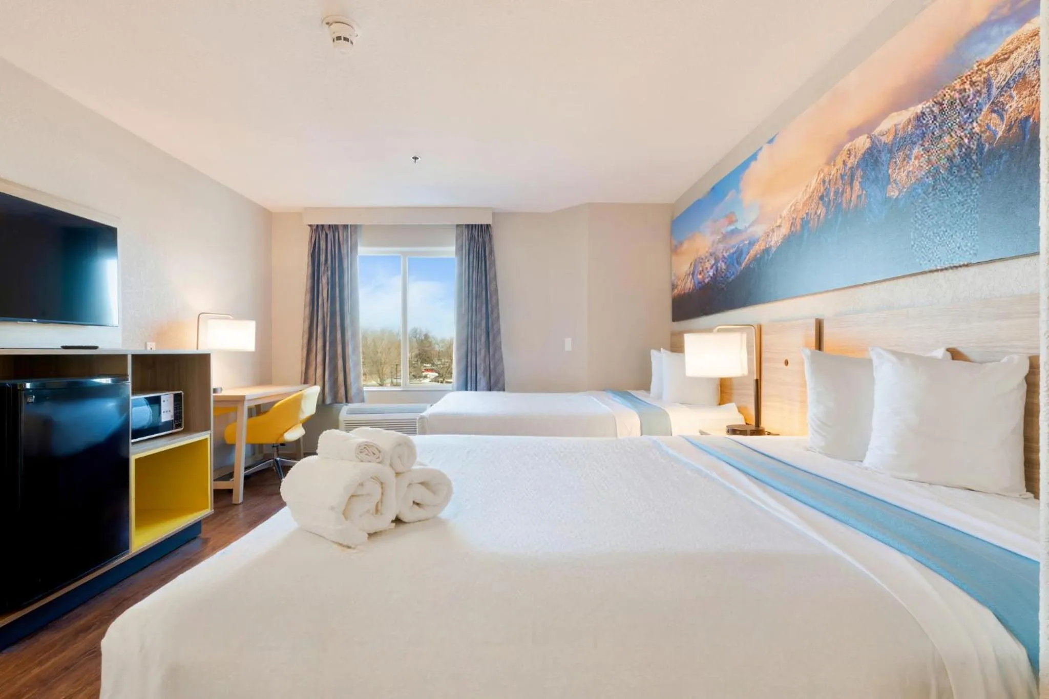 Photo of the whole room, Bed in Days Inn by Wyndham Thornton