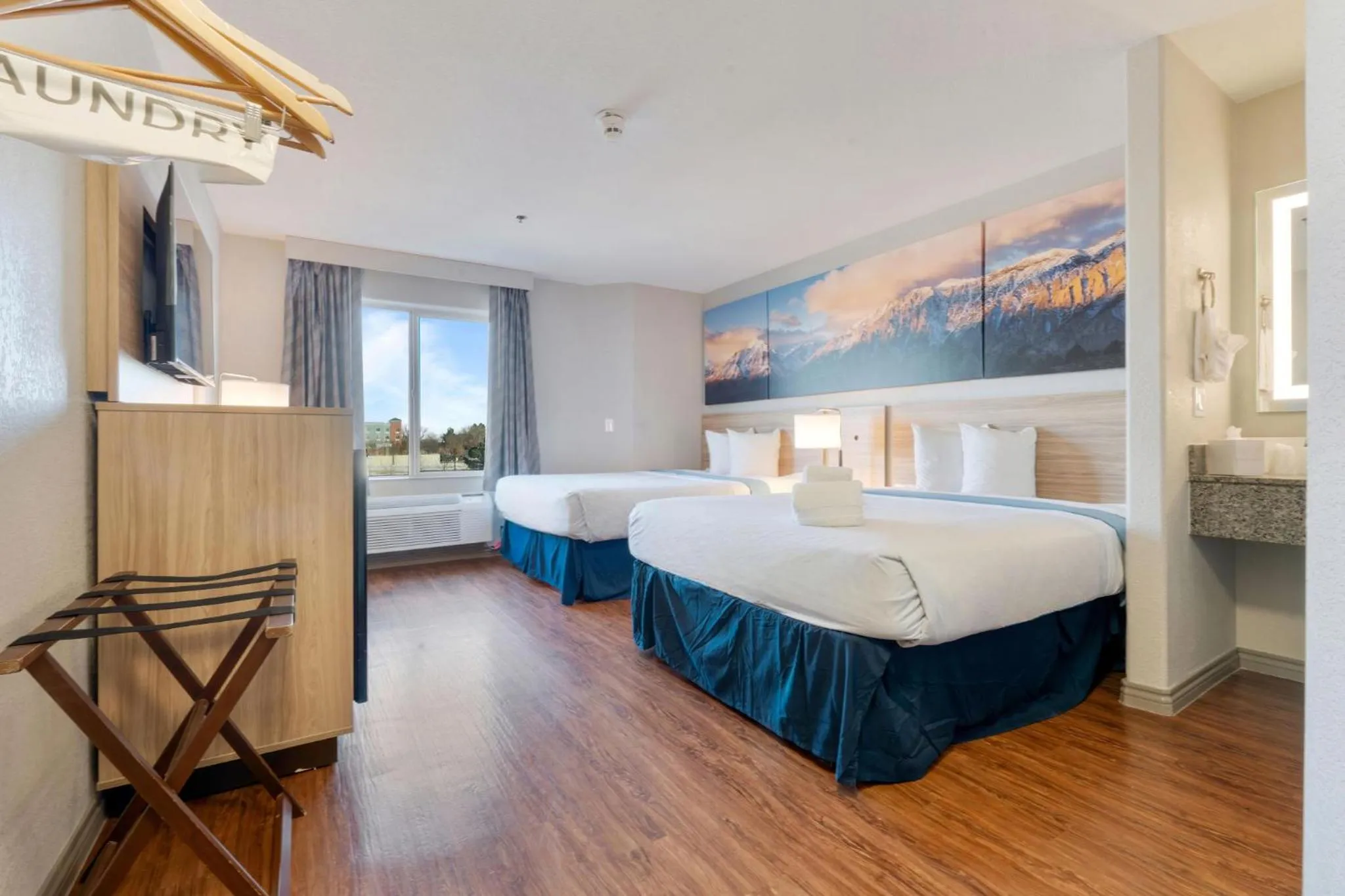 Photo of the whole room, Bed in Days Inn by Wyndham Thornton