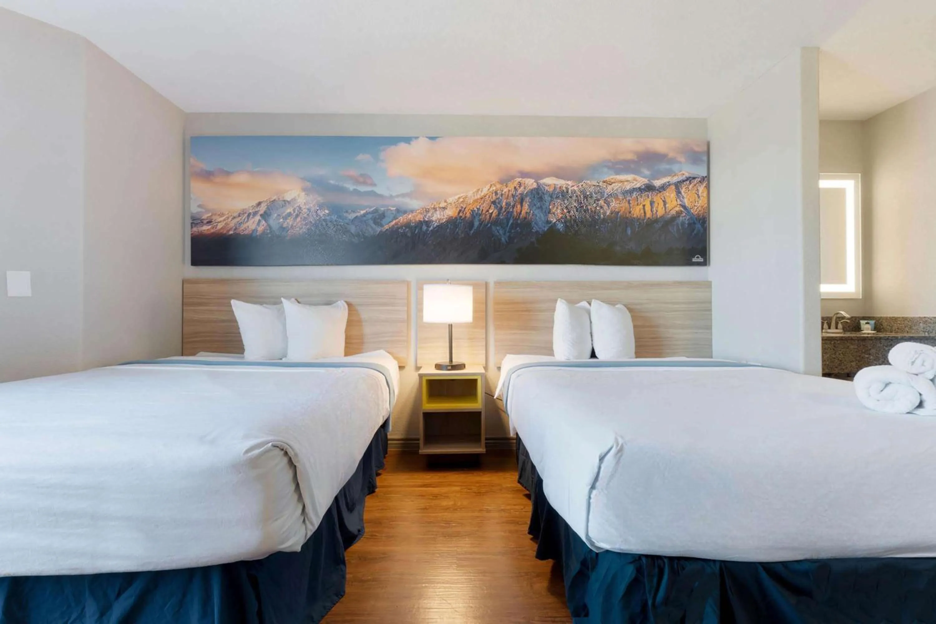 Photo of the whole room, Bed in Days Inn by Wyndham Thornton