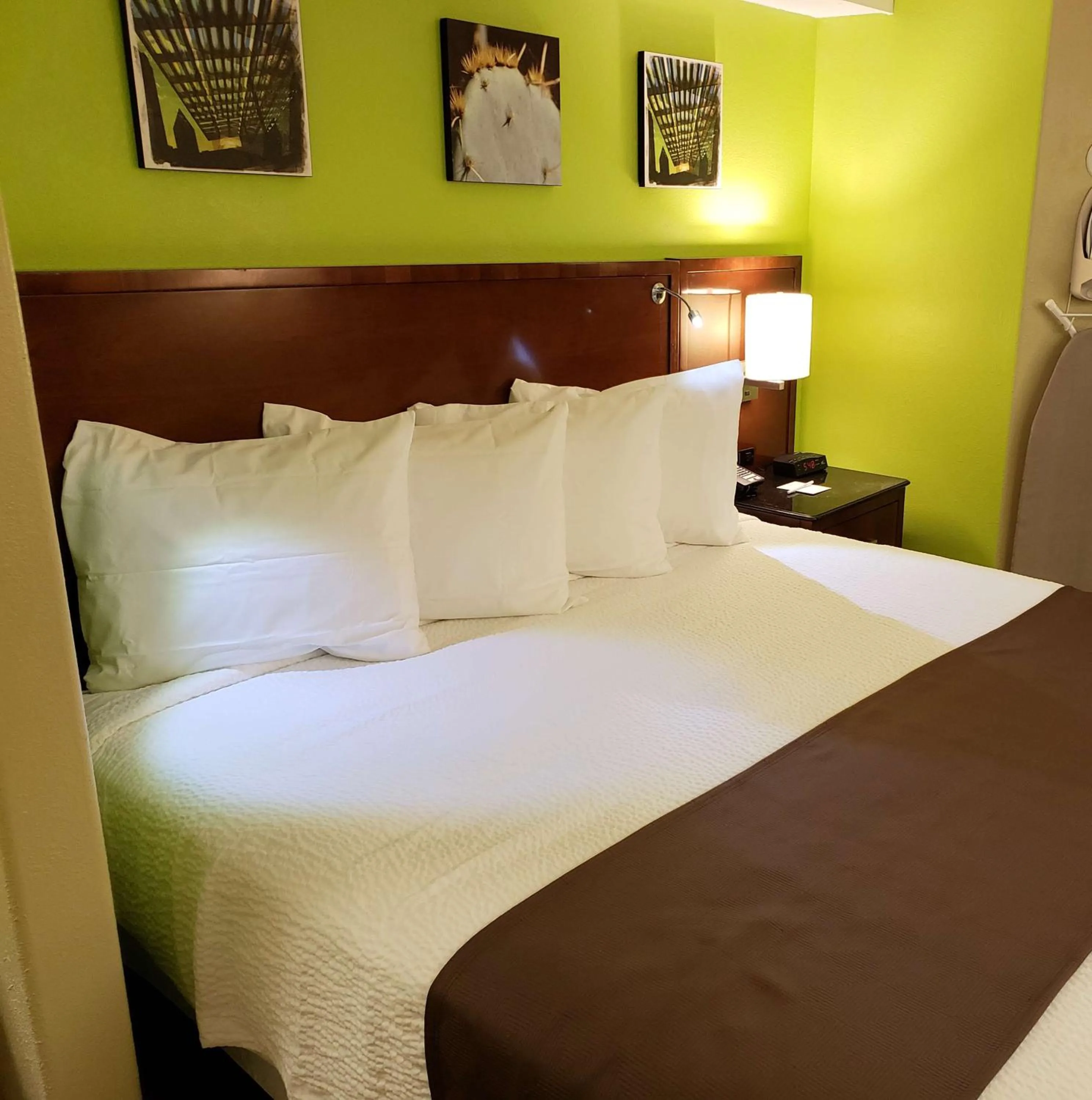 Photo of the whole room, Bed in Denver North Hotel